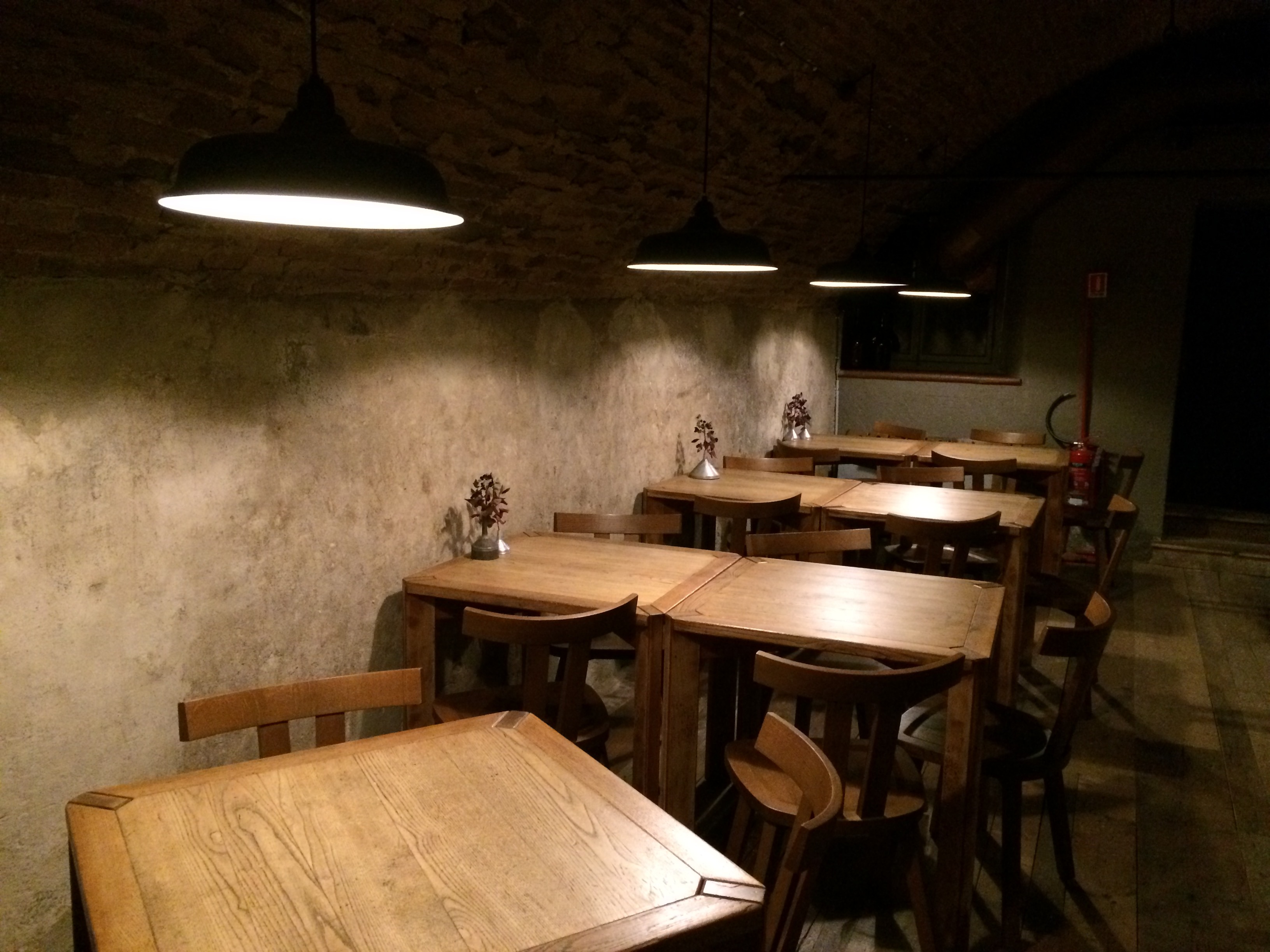 地窖酒吧“Dal Lendar”的复古与现代融合设计-7