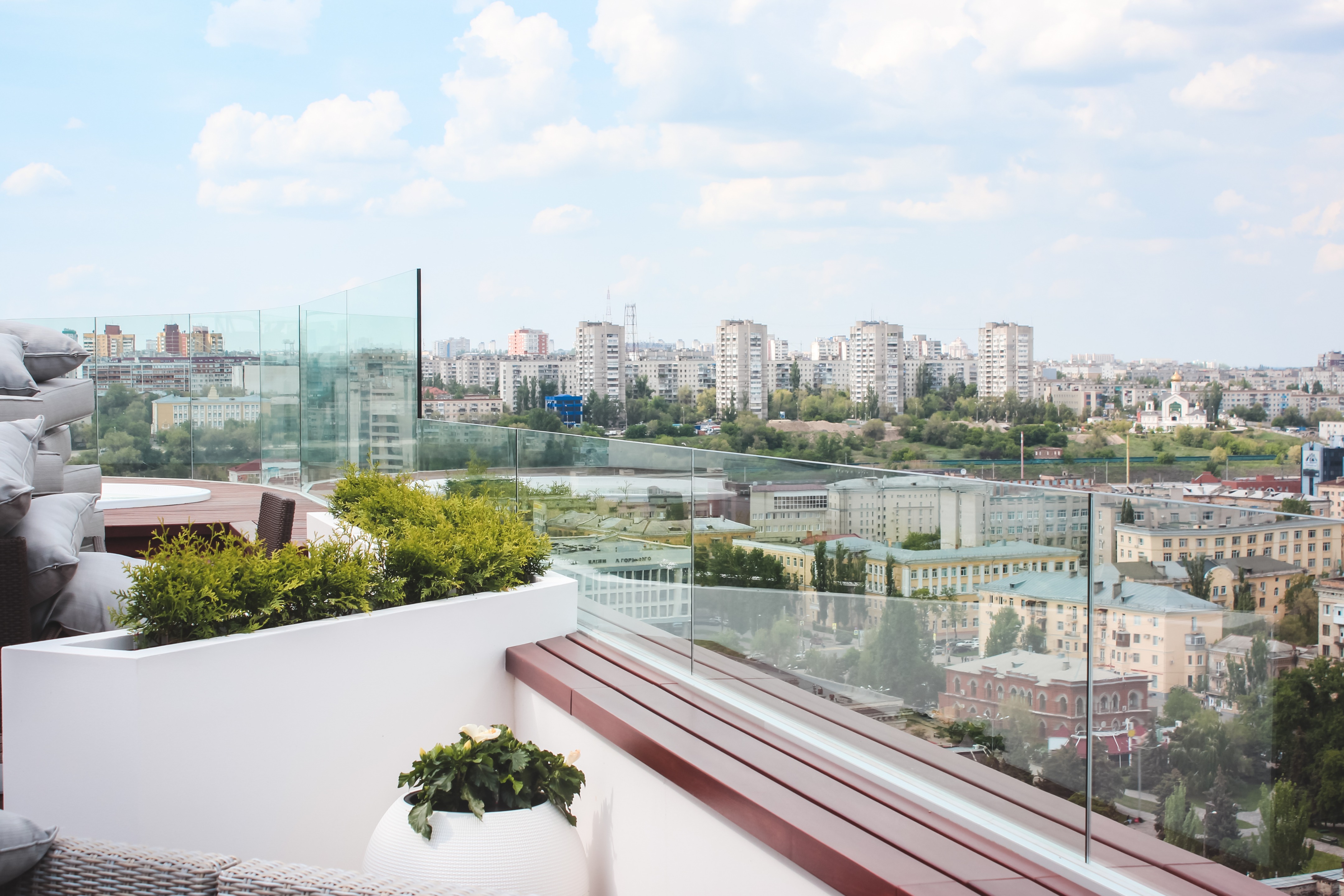 2011 年完工的无框玻璃露台设计-5