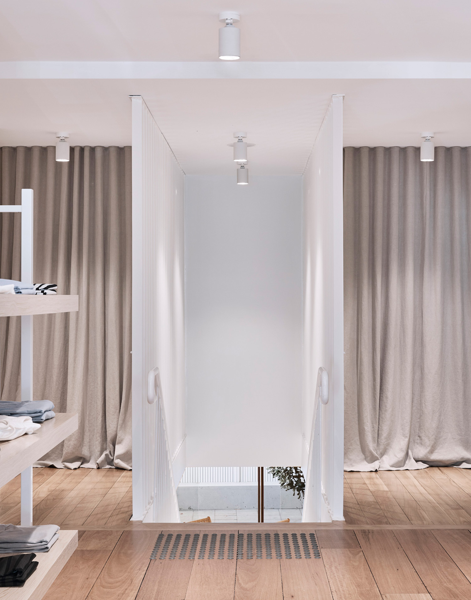 澳大利亚 Bassike 帕丁顿旗舰店转型，极简风格融入混凝土庭院-23