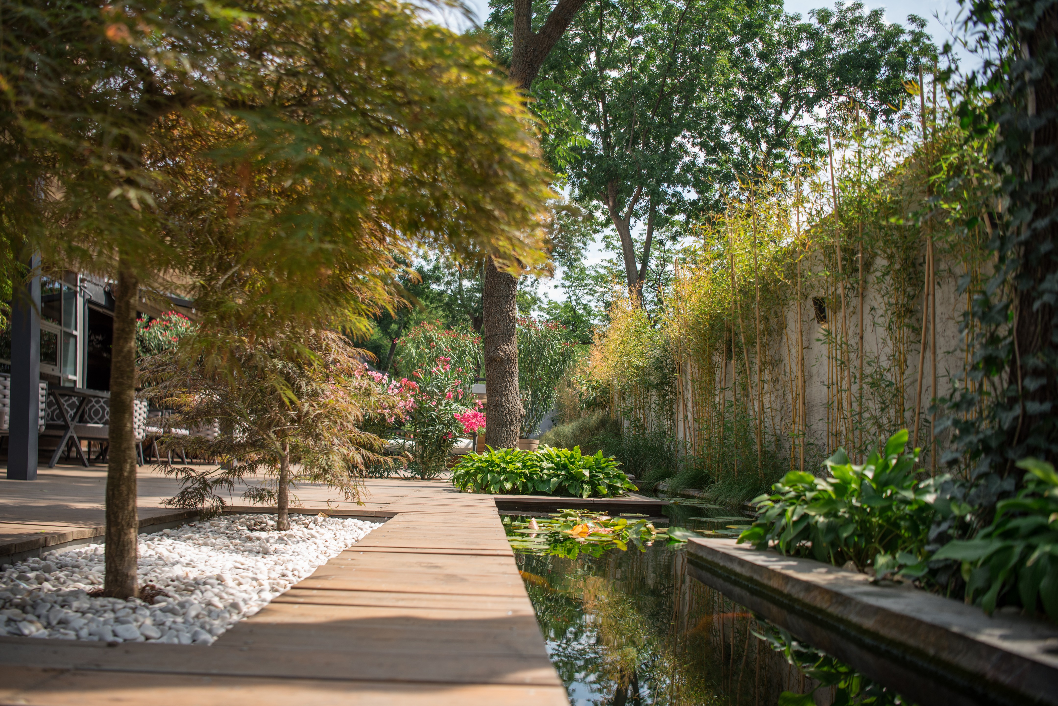 乌克兰 Azuma 餐厅露台 | 城市绿洲的餐饮空间-1