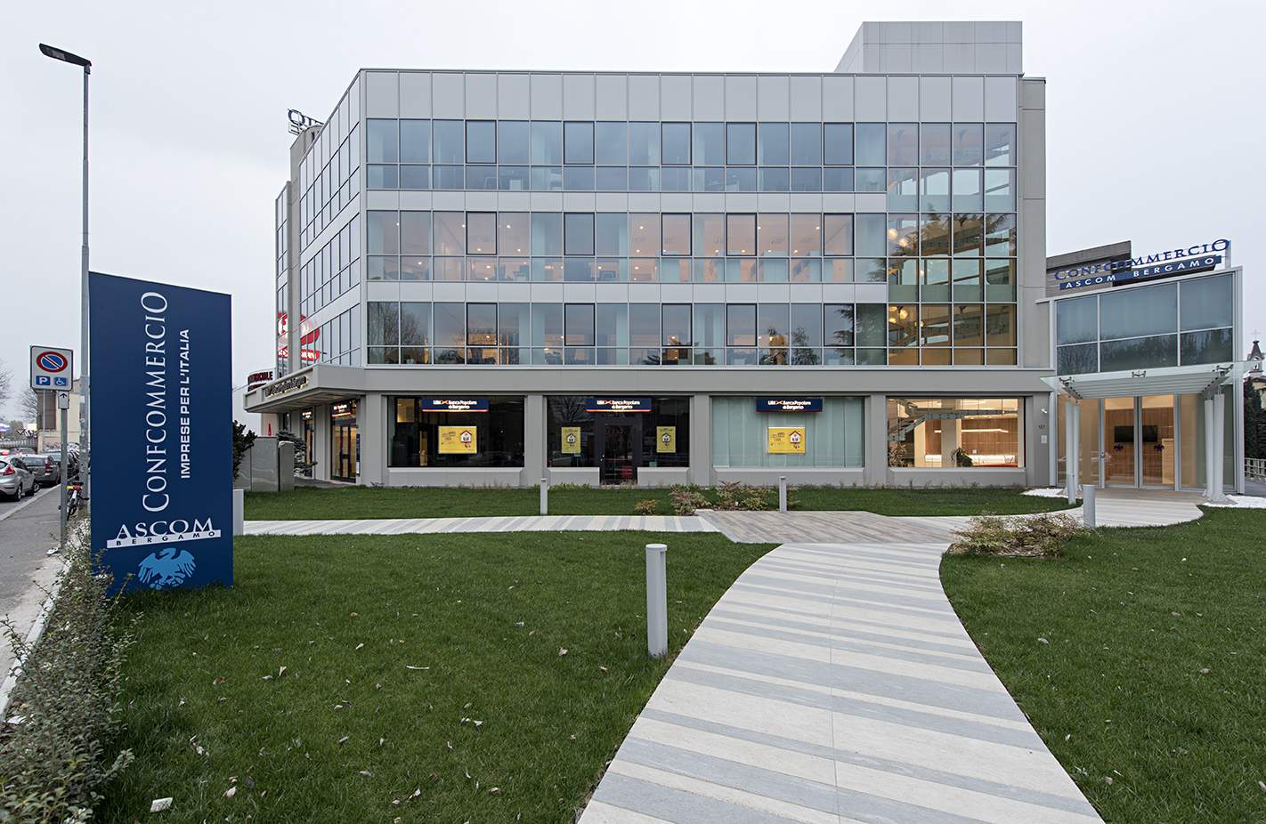 重塑办公空间典范 · 米兰某办公楼翻新-1