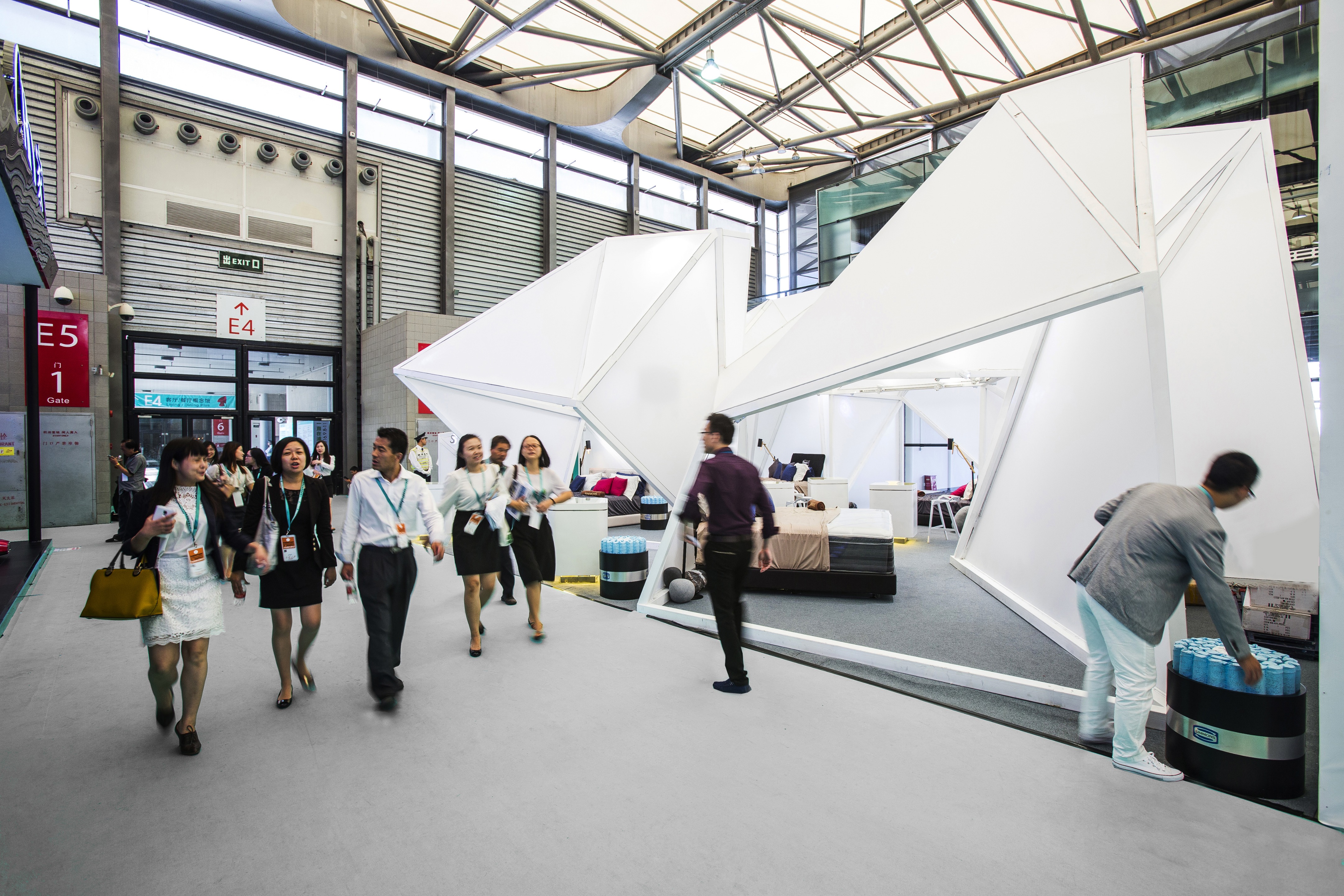 Simmons Bedding 2015 年家具展透明展位设计-2