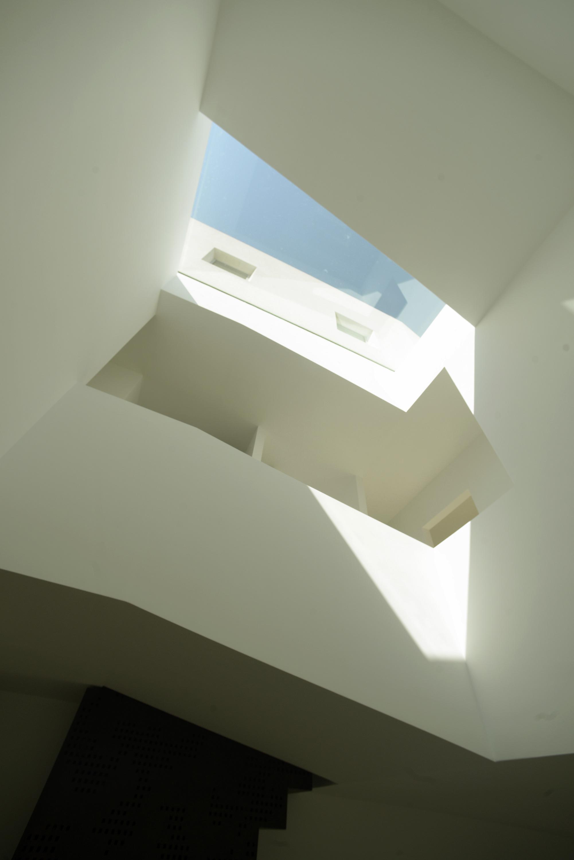 岩石中的三层住宅-21