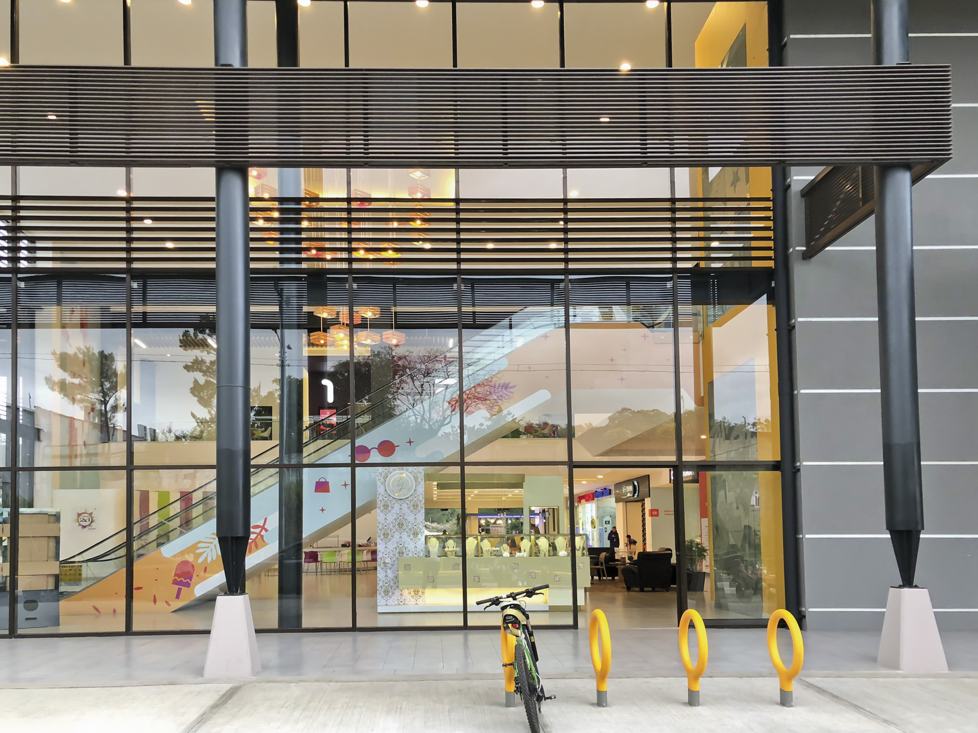 南美购物中心遮阳设计 | 舒适节能的铝制百叶窗-2