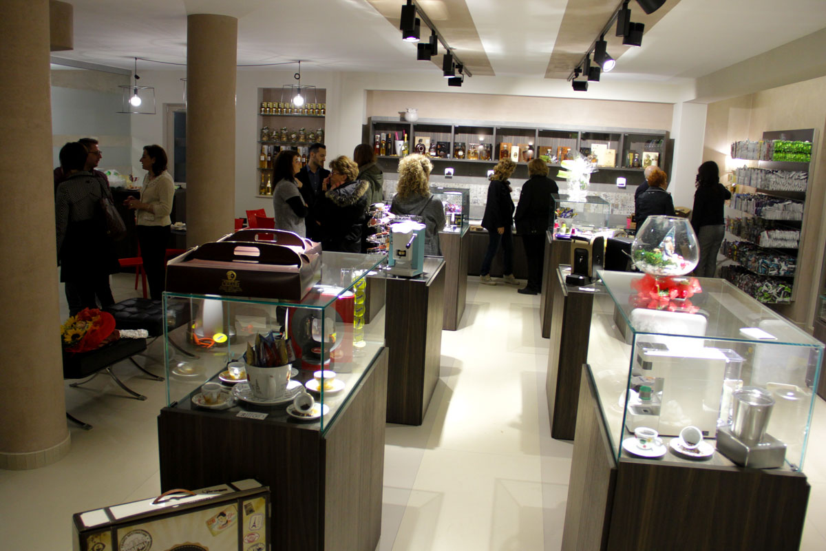 优雅珠宝般的咖啡店设计-16