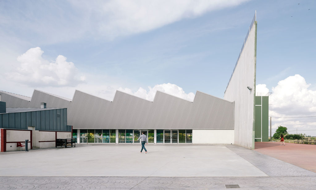 乡间悬浮的运动中心-1