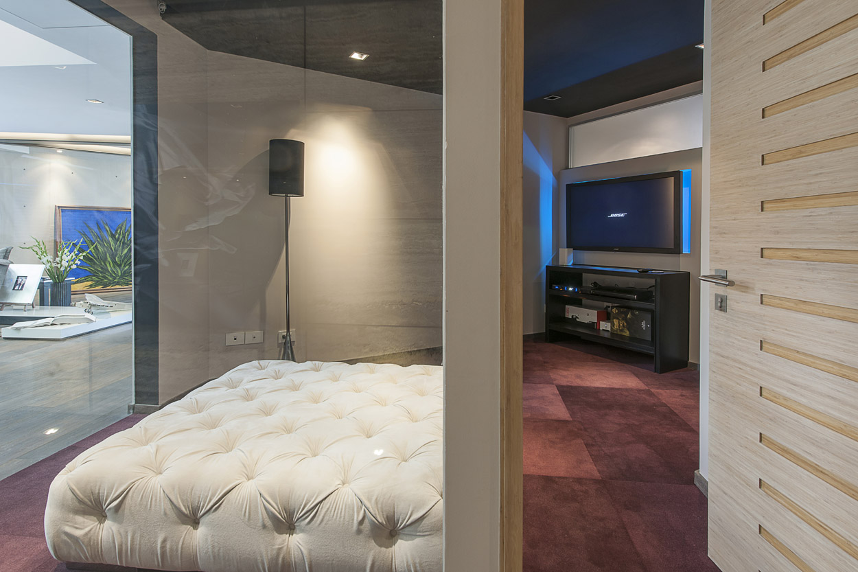 墨西哥城双层复式公寓,现代设计演绎宽敞空间-16