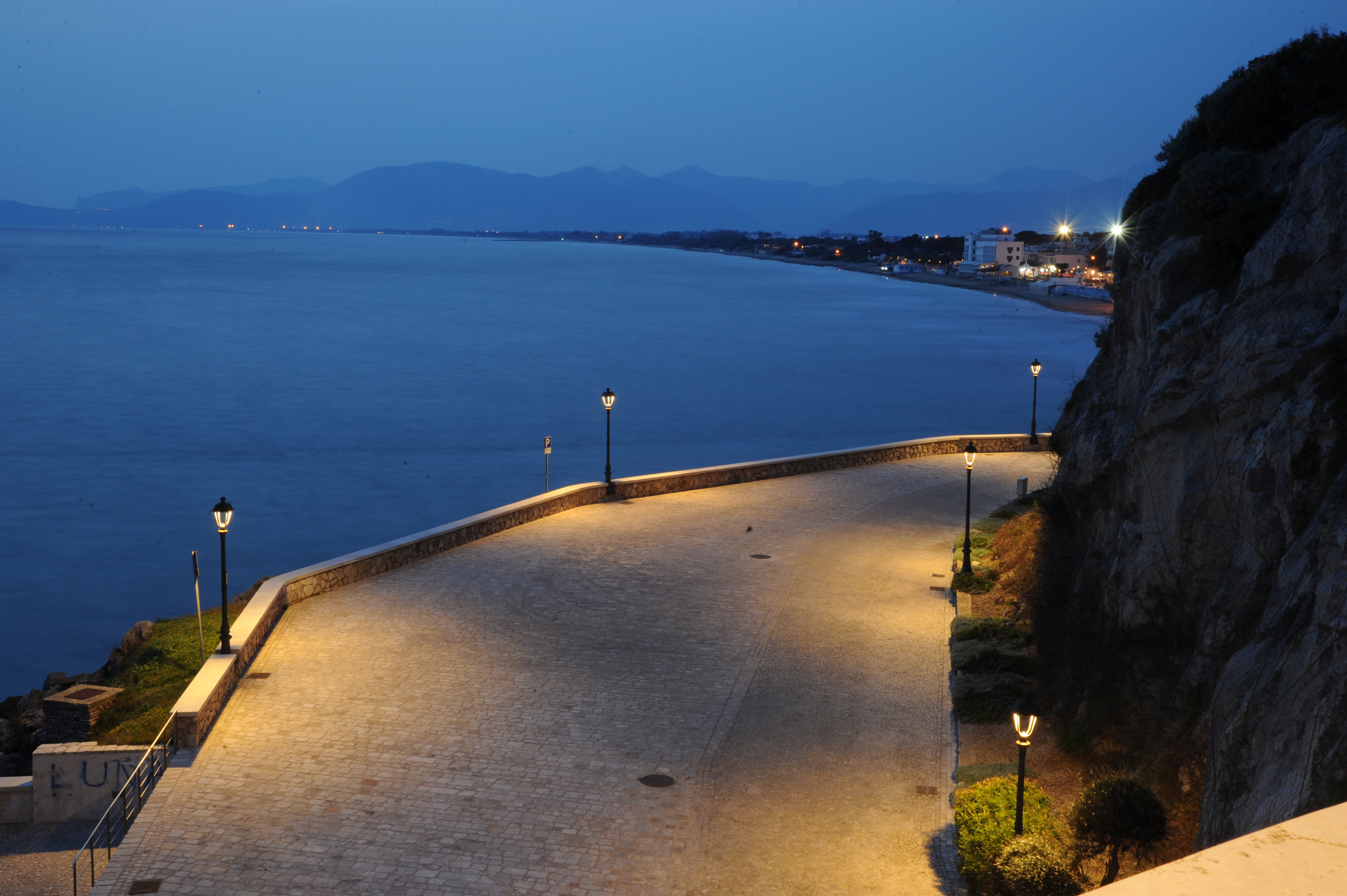 意大利 Sperlonga 城市照明与家具设计-13