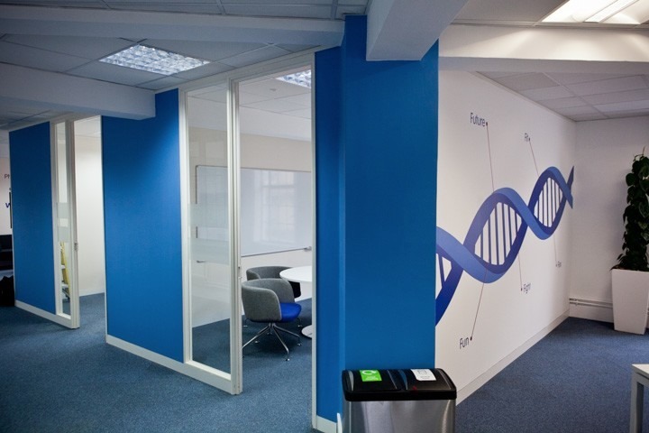 伦敦新办公室的创意品牌标识设计-3