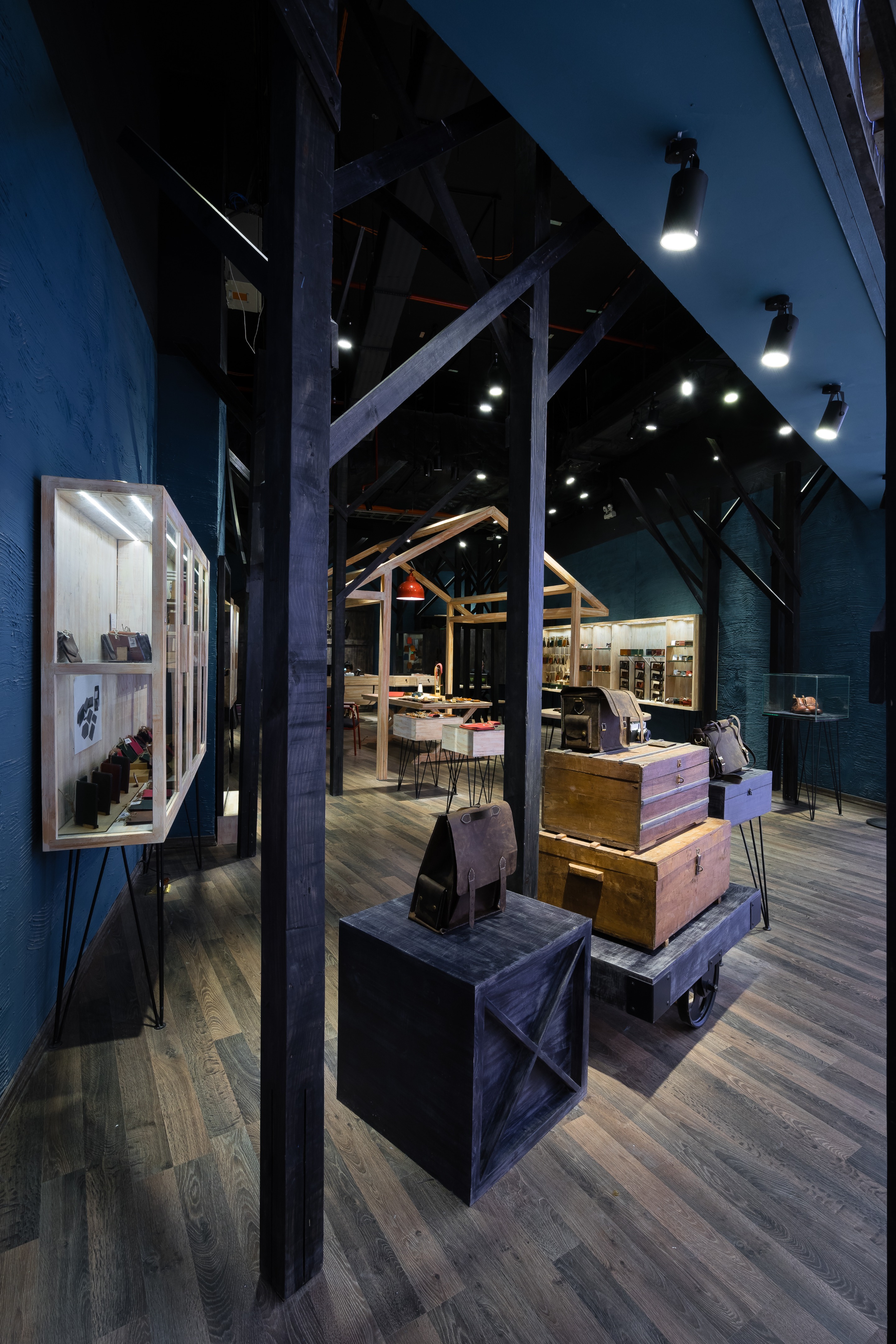 雾晨森林中的手工皮革店-13