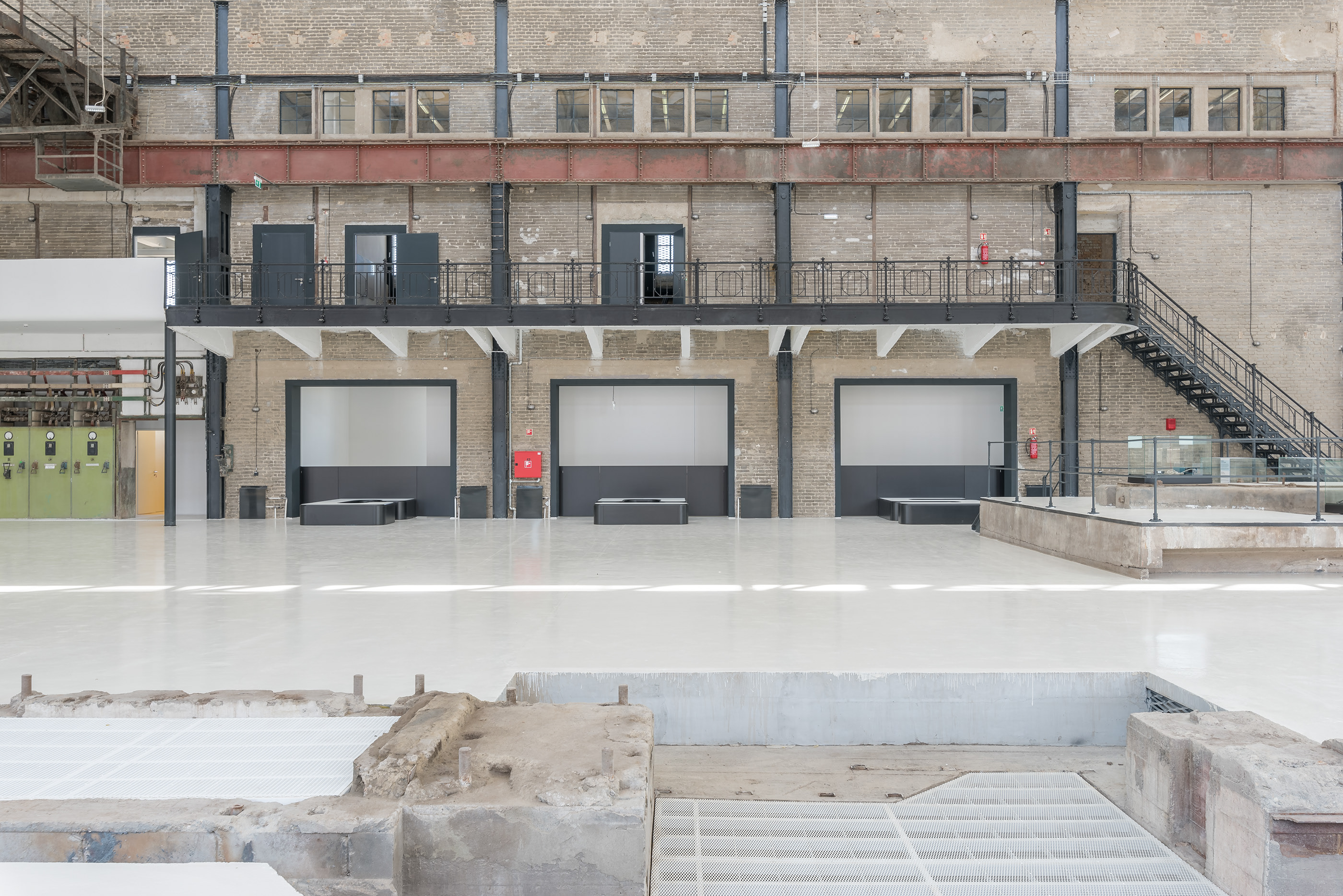 Concrete counter and benches by Betonicon-29