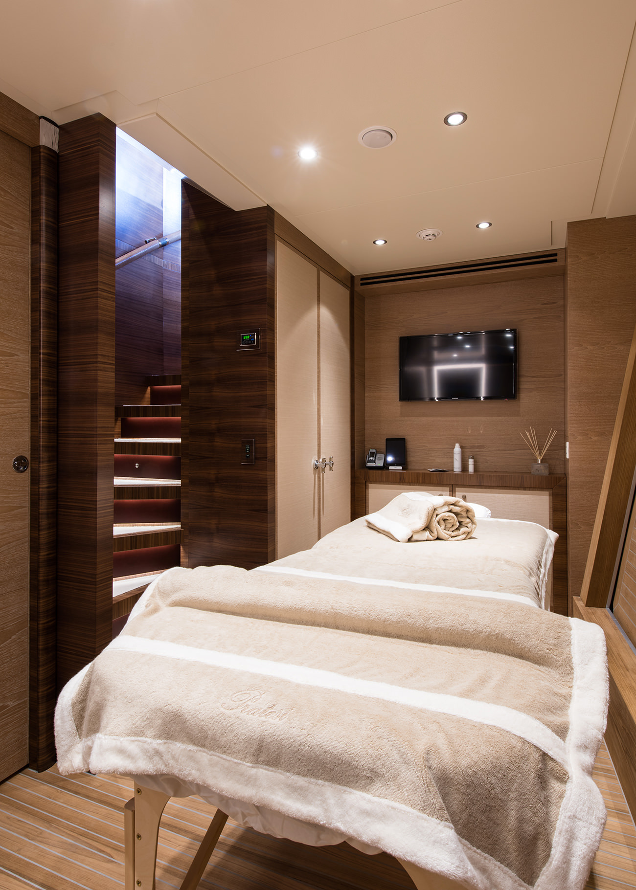 融合传统与创新的 50 米豪华游艇室内设计-13