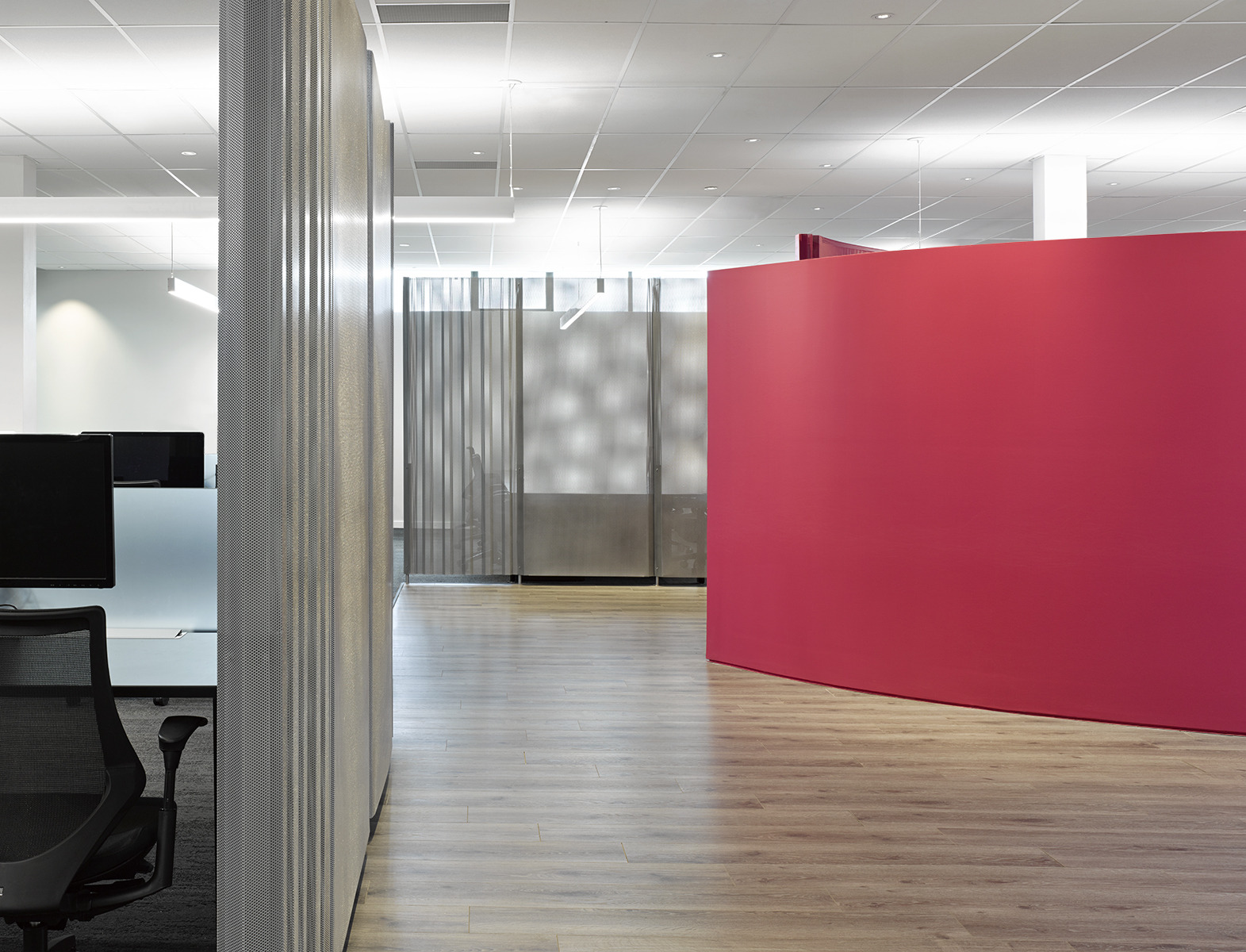 金属网格营造的茶香办公空间-11