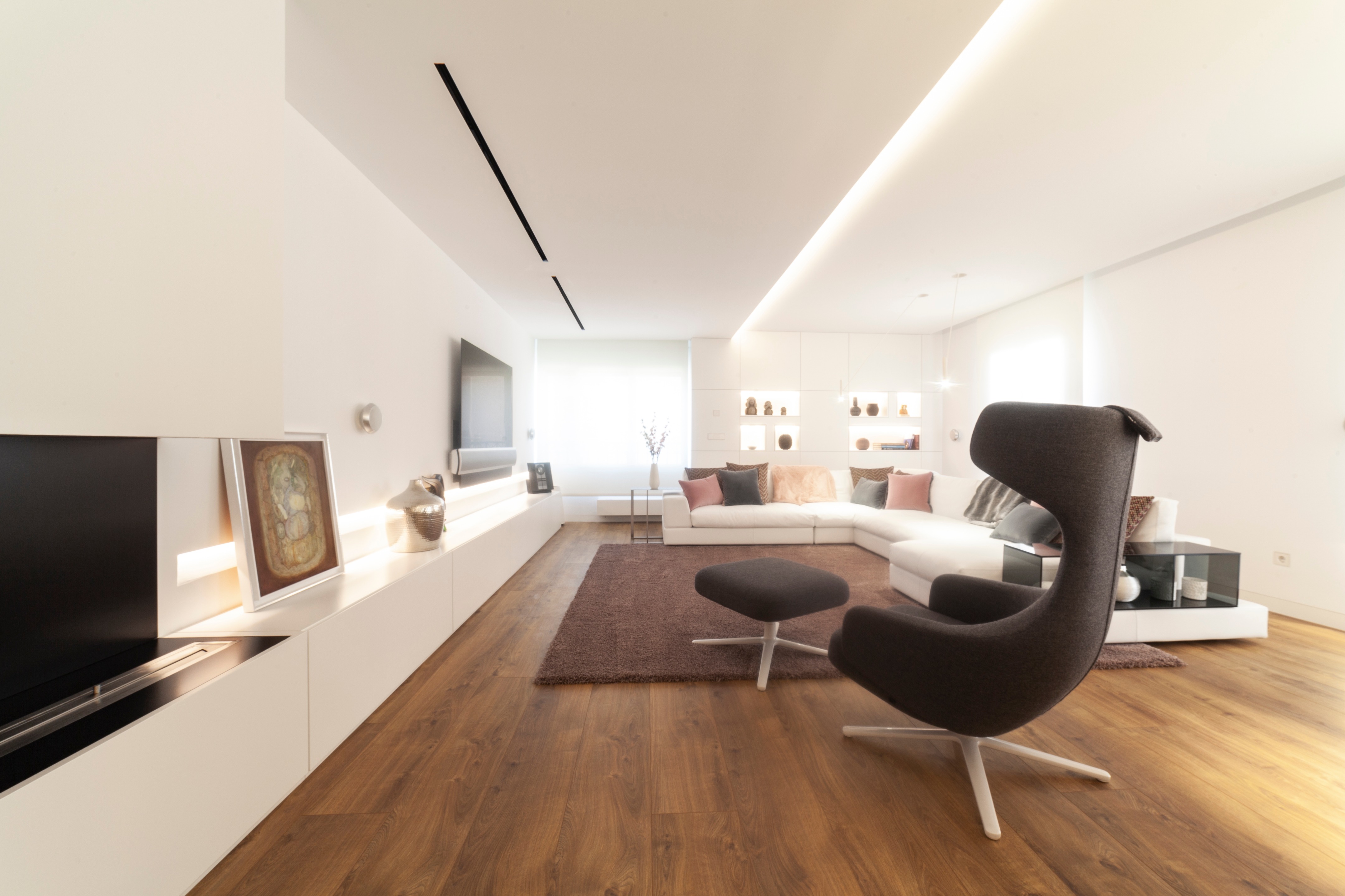 极简风格顶层公寓，温暖木质地板与经典黑白浴室设计-0