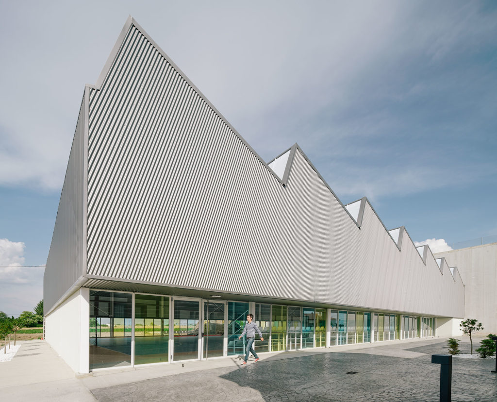 乡间悬浮的运动中心-3