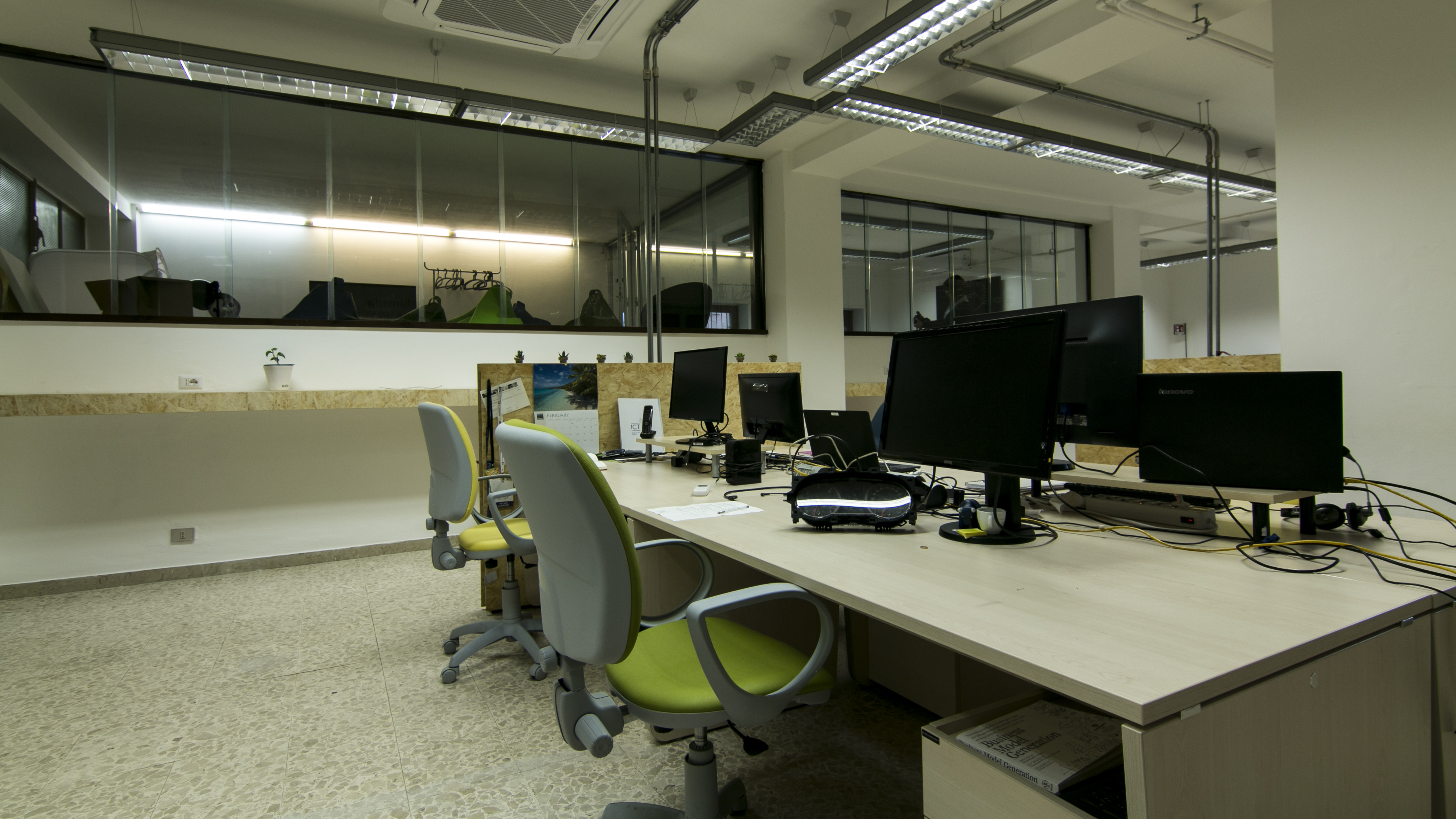 定制 OSB 隔板打造灵动办公空间-5