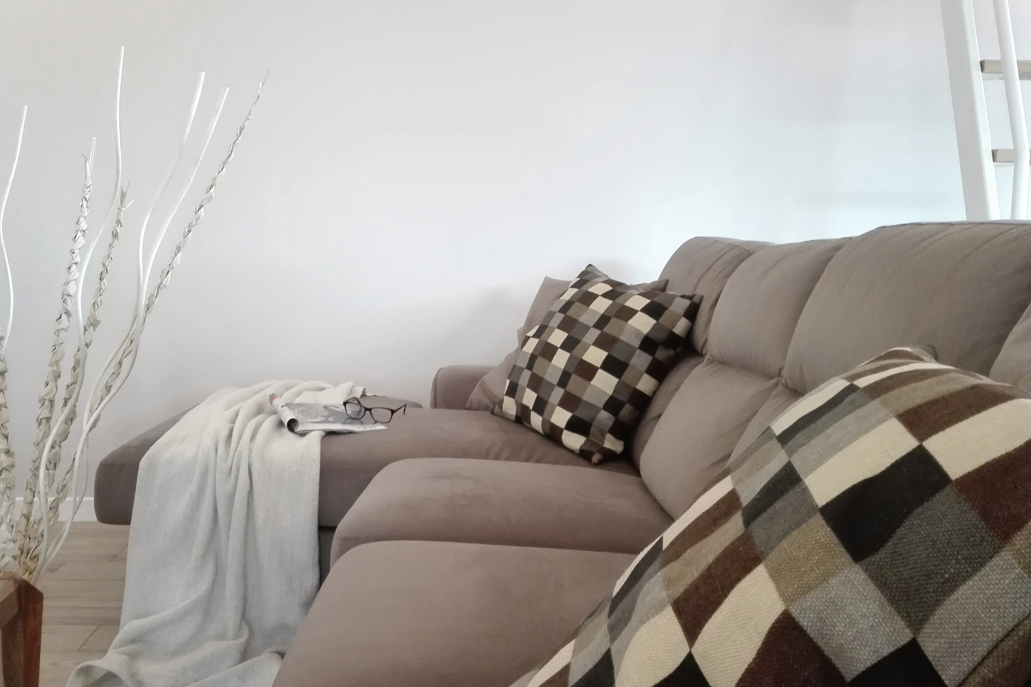 绿色山丘中的家庭住宅 T-19