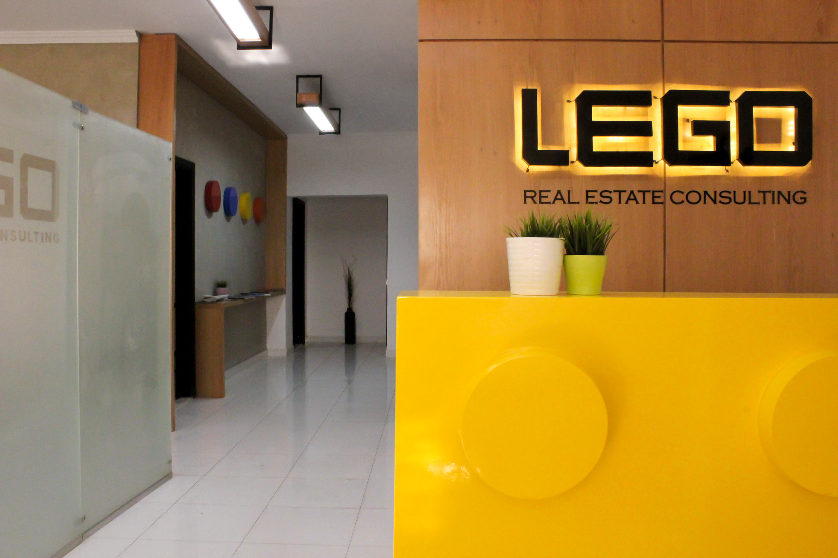 乐高房地产总部 | 简约风格打造高效办公空间-2