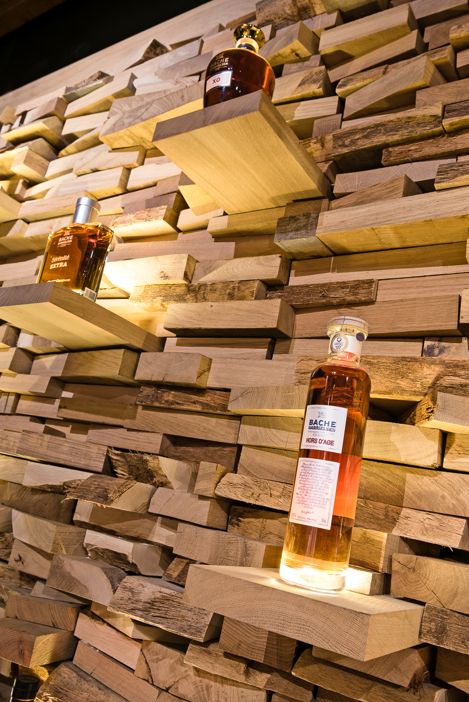Bache Gabrielsen 酒瓶展示墙的室内设计魅力-4