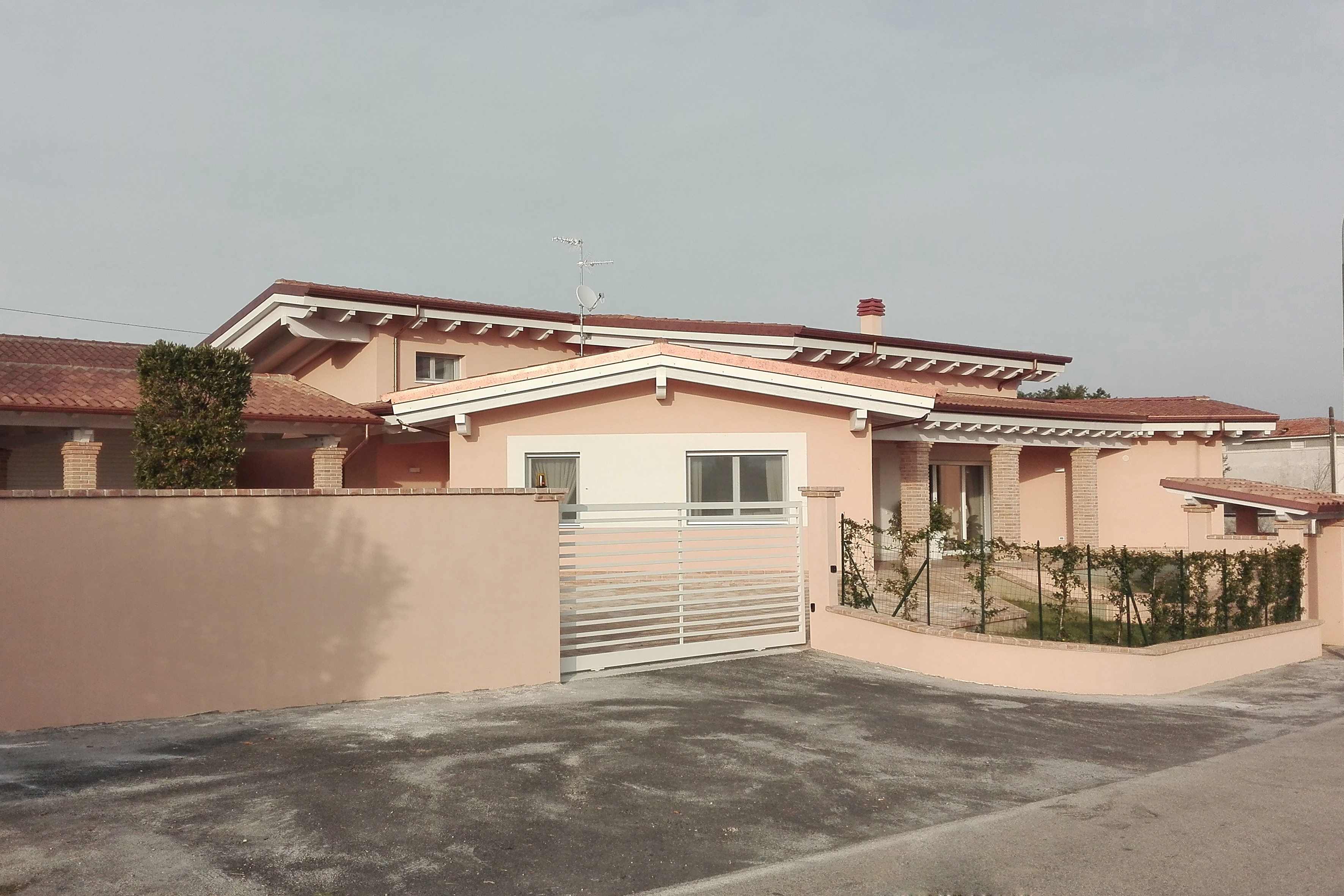 绿色山丘中的家庭住宅 T-2