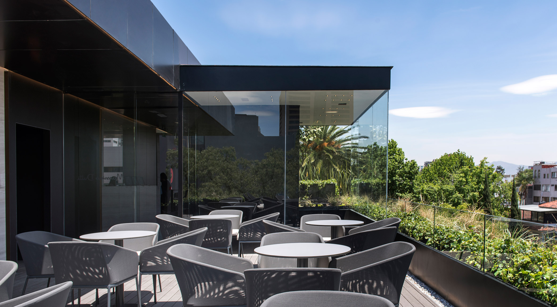 墨西哥城 Massimo Dutti 精品店 | 玻璃纤维与金属的时尚拼接-17