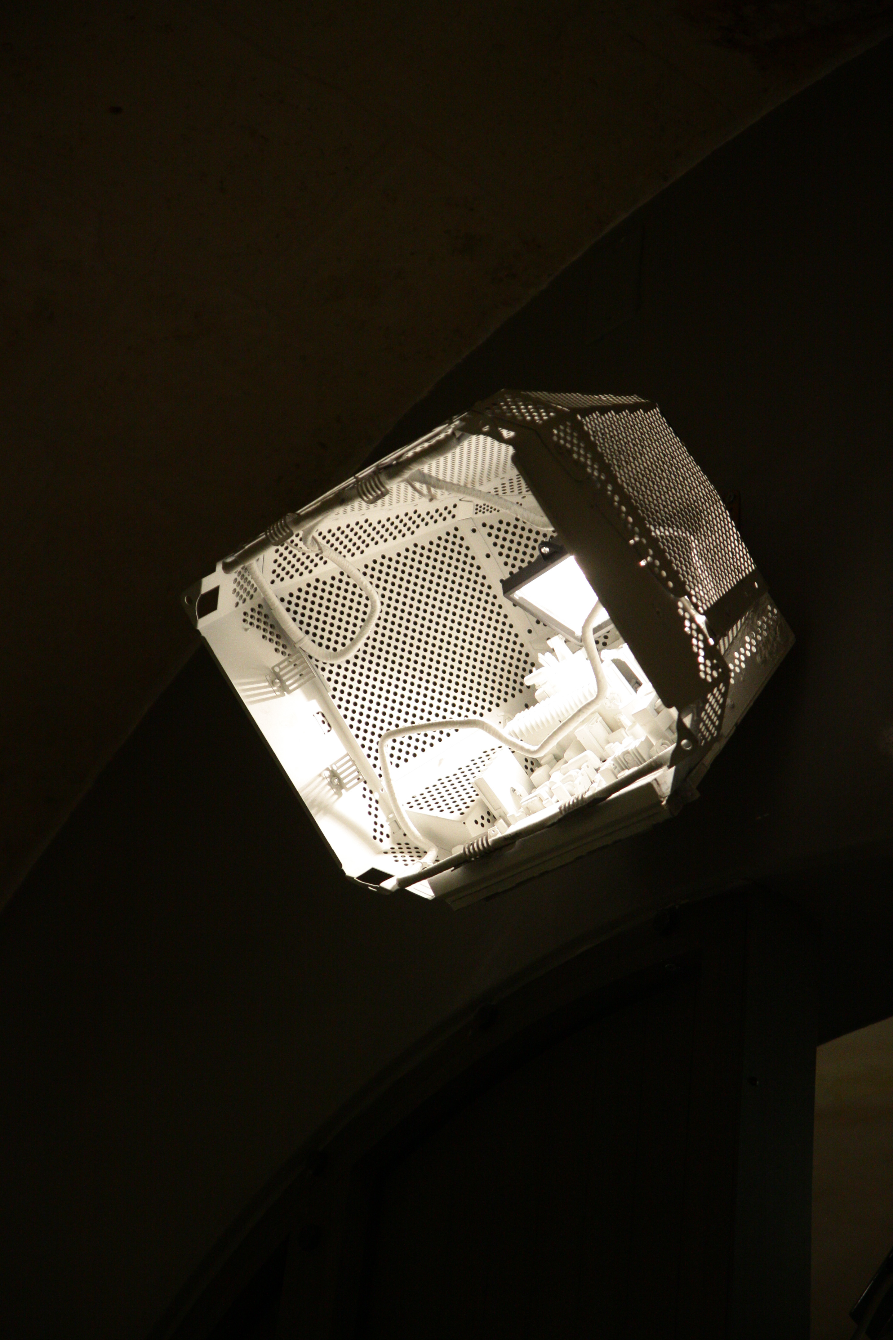 废旧车间变时尚商店的创意重生-36