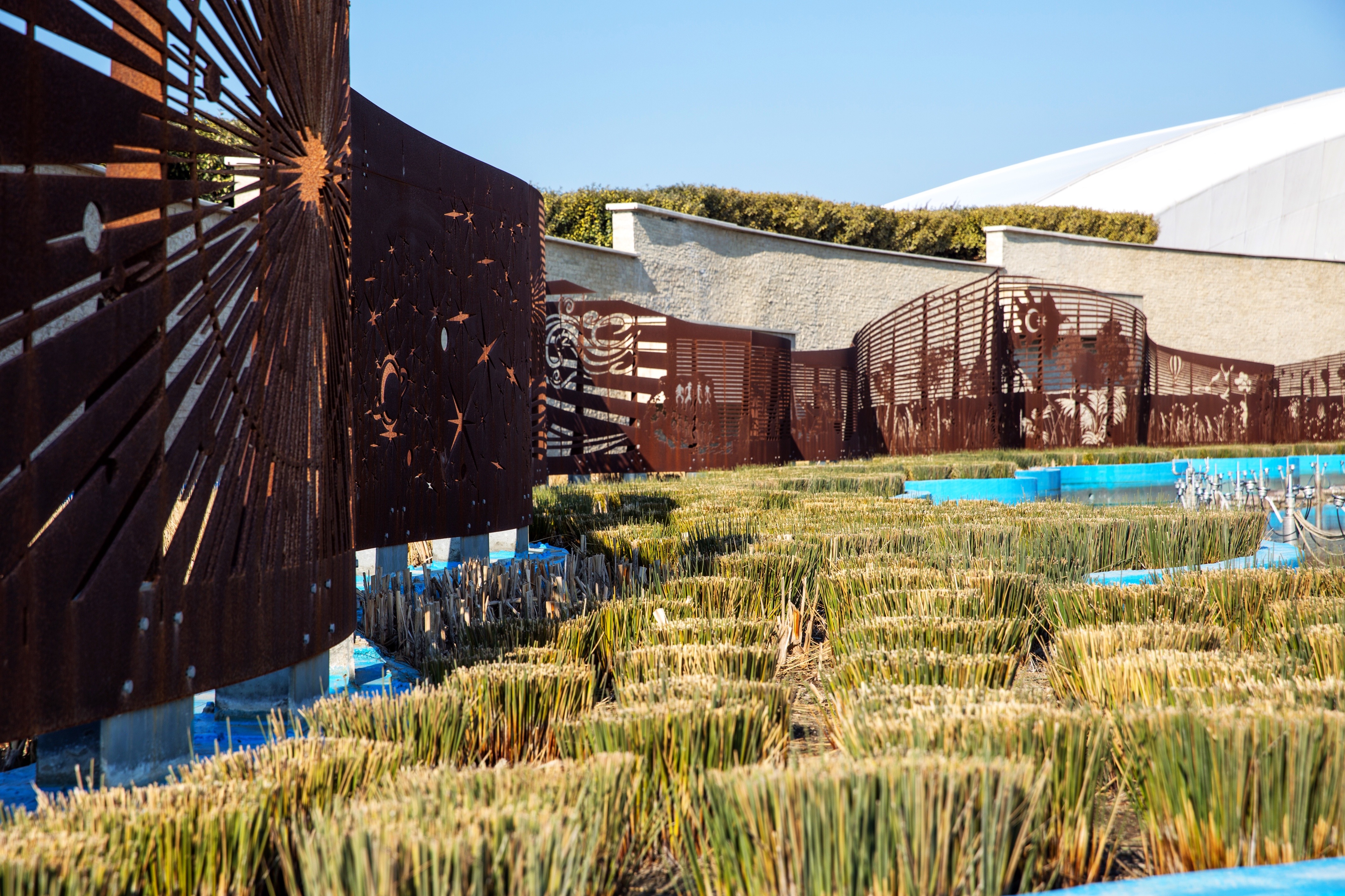 阿塞拜疆 IDEA 公司打造梦幻高尔夫俱乐部入口巨型艺术装置-10