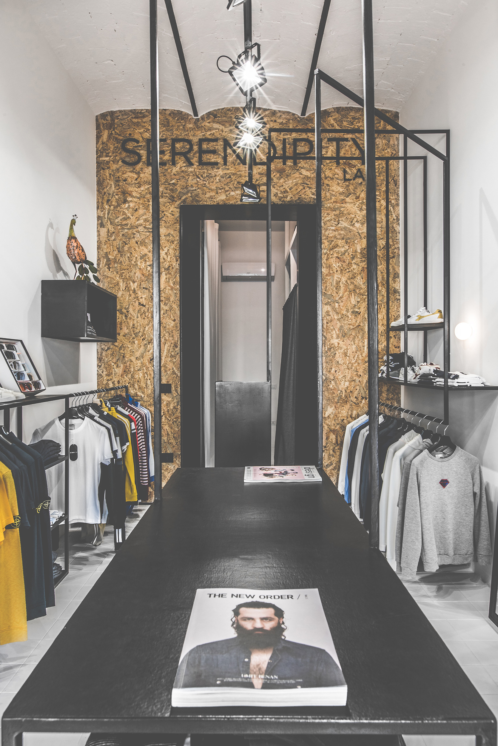 黑白线条勾勒出的独特购物体验-10