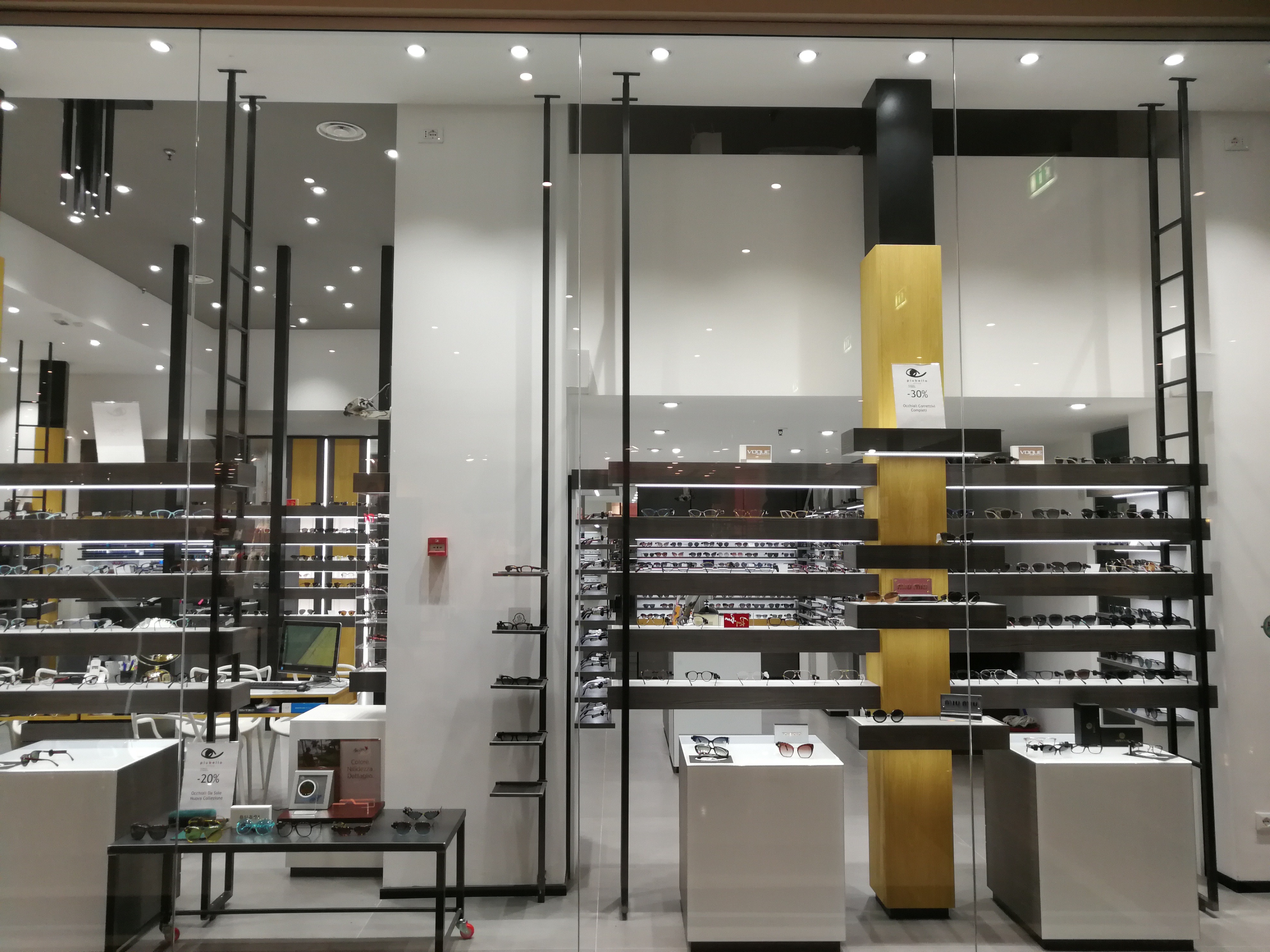 Ottica Piubello 购物中心的工业风设计-39