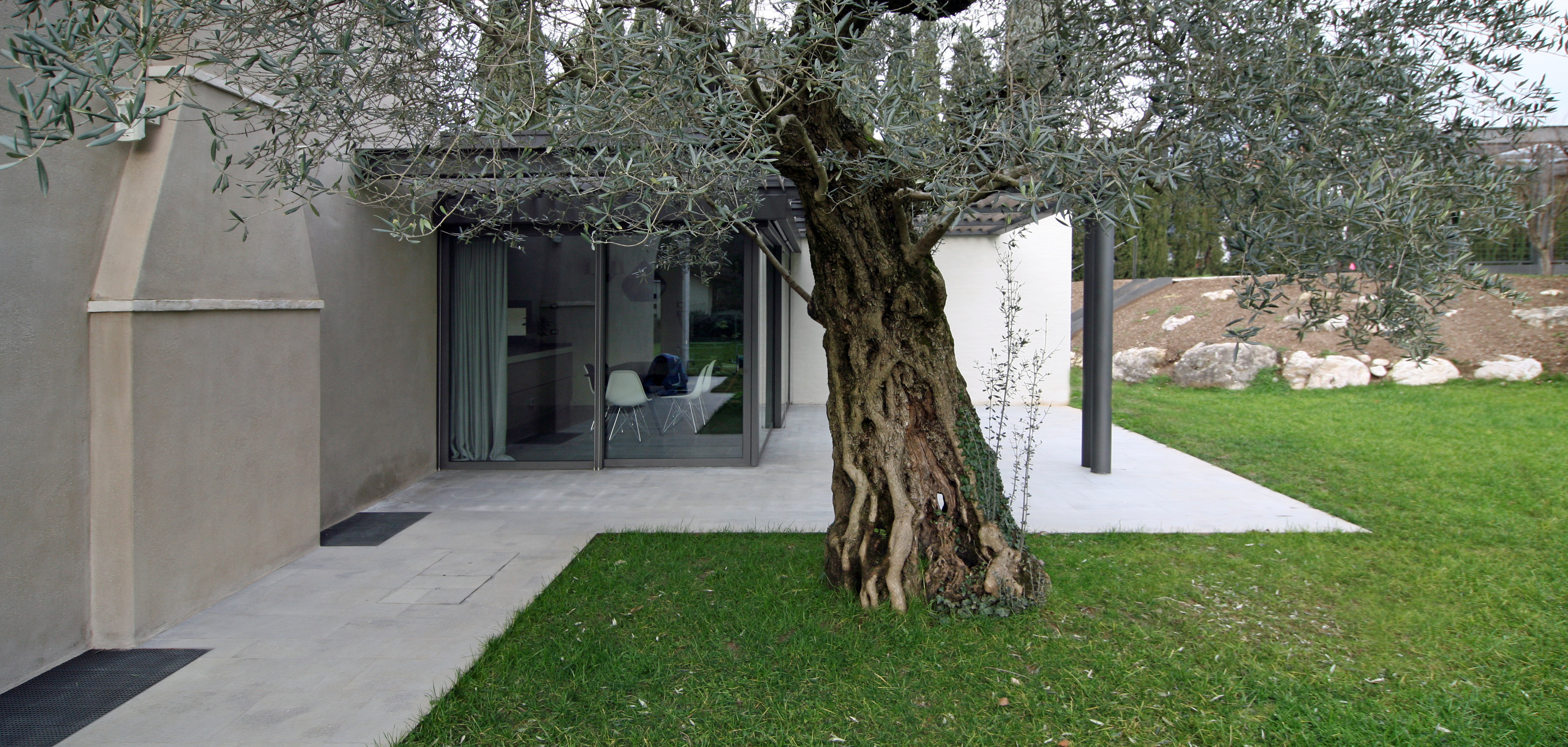 乡村农舍翻新扩建，融入自然风光-3