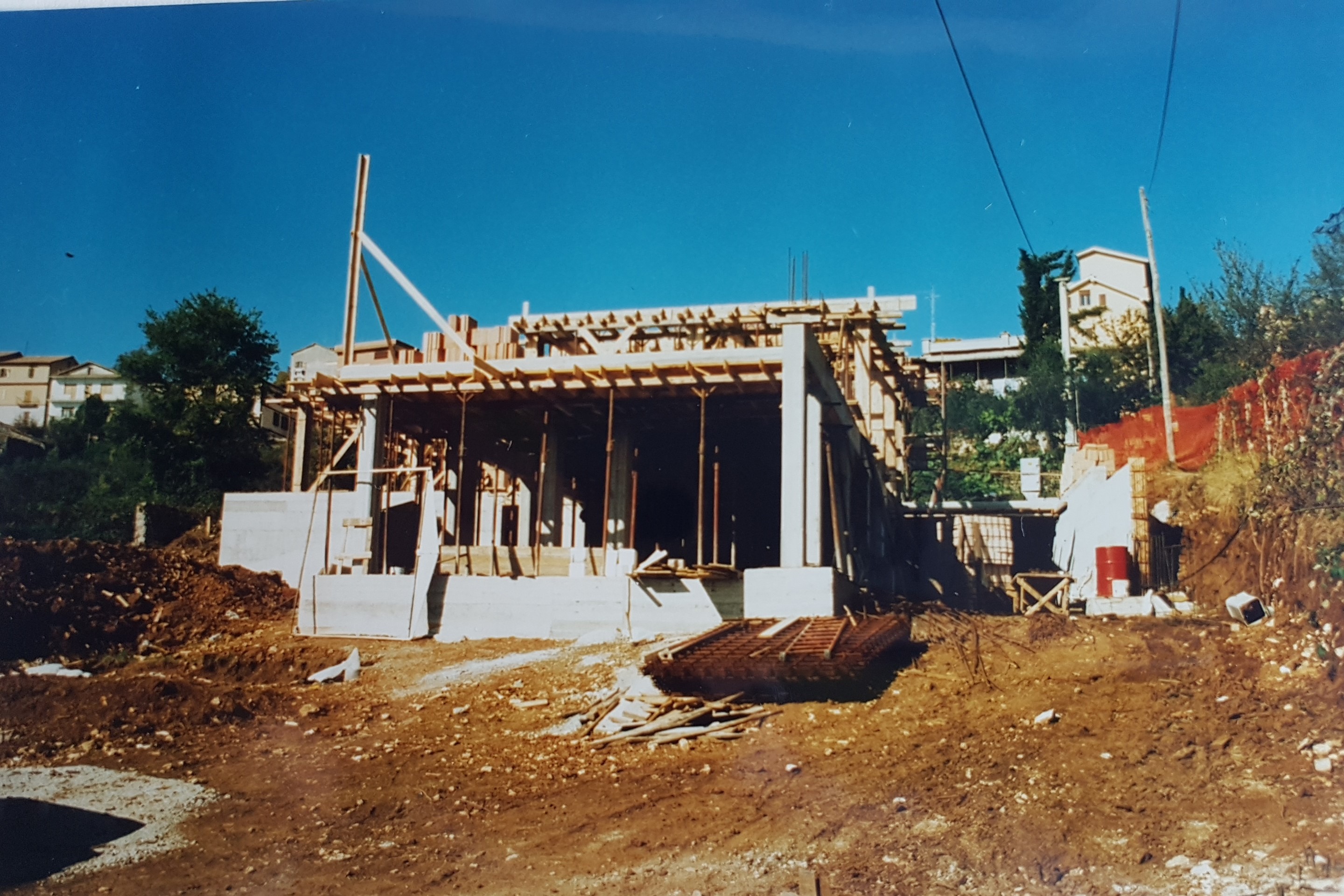 意大利橄榄树丛中的双层别墅设计-51