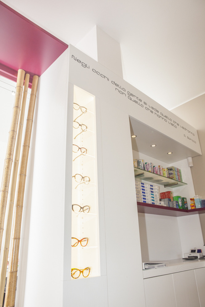 自然绿意融入的定制家具光学商店设计-15