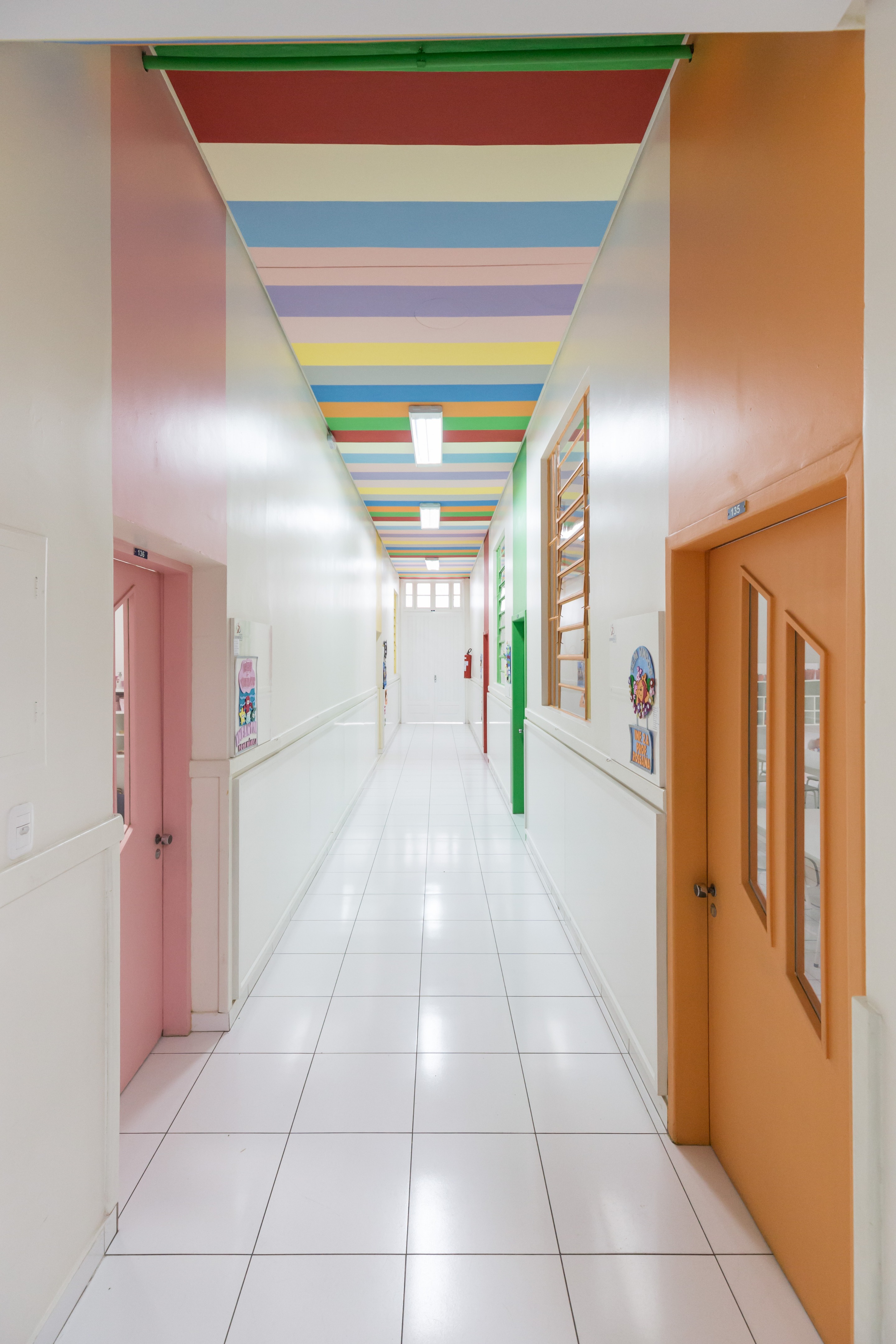 巴西幼儿园色彩斑斓的空间设计-6