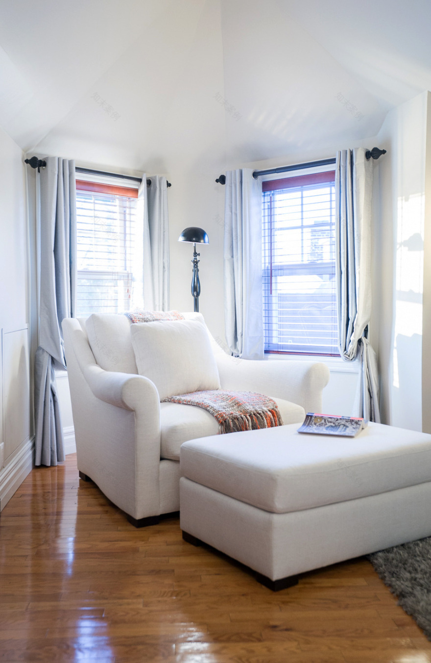 独特阁楼里的开放式主卧套房设计-1