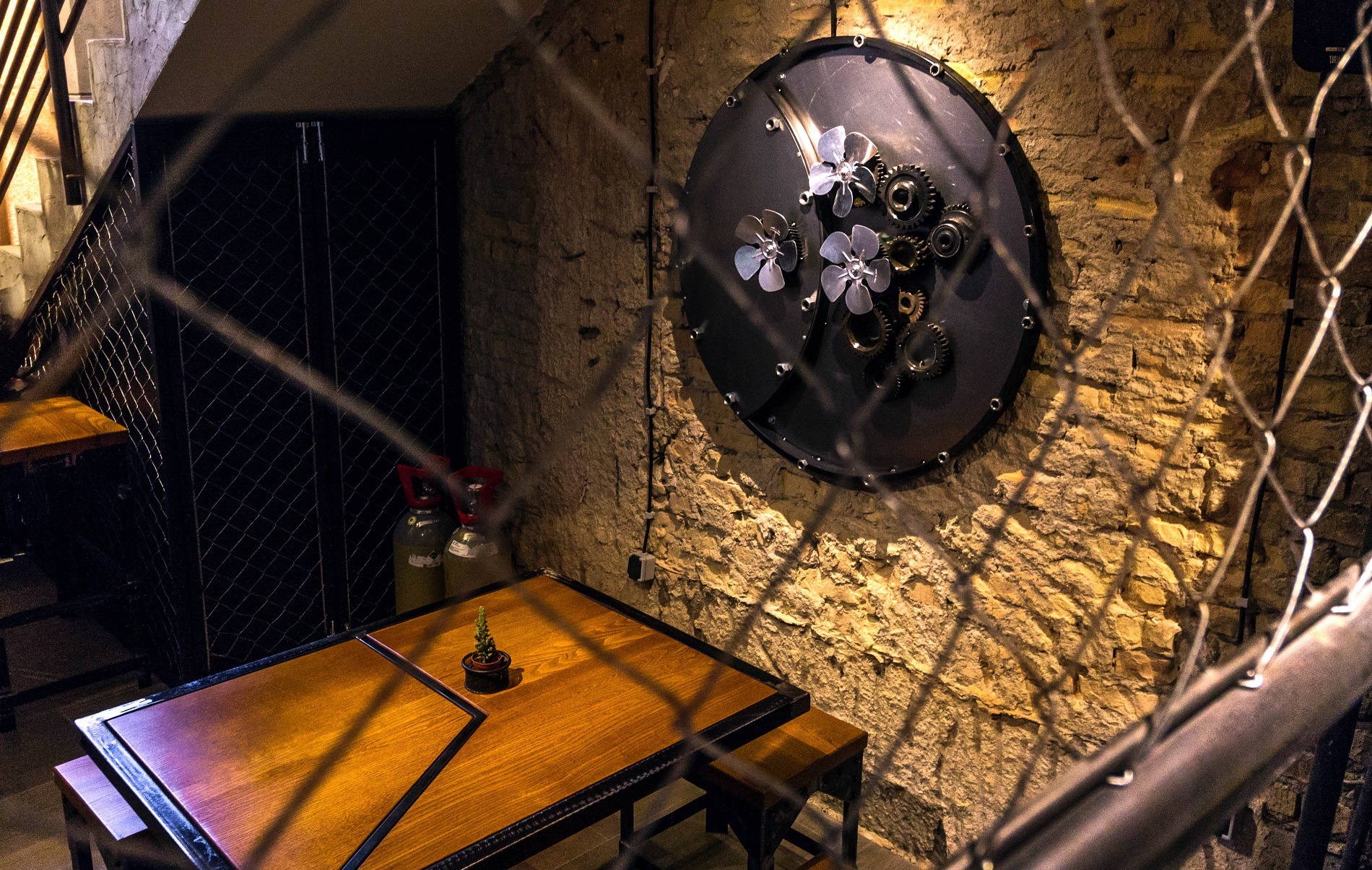 独特工业风,1200 米管道打造的极致酒吧空间-21