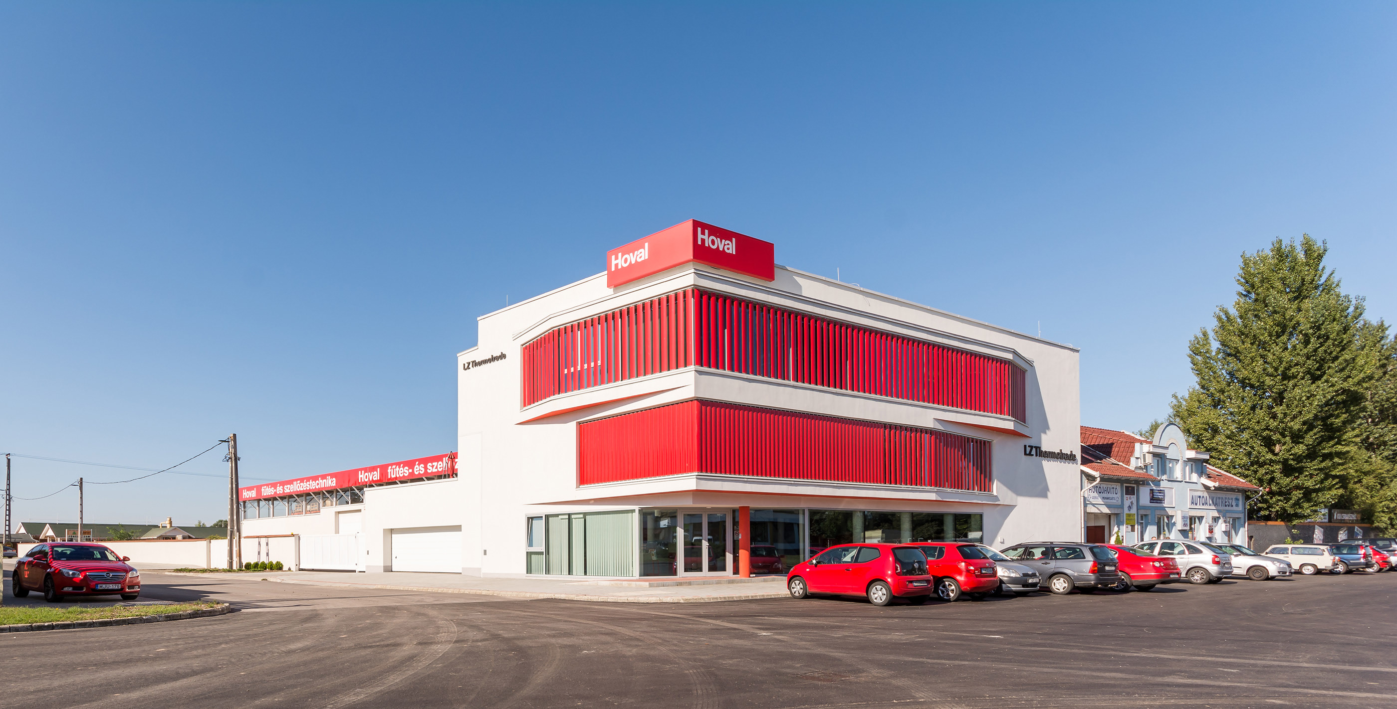 Red blinds on the new LZ Thermotrade Office by Krüllung-0