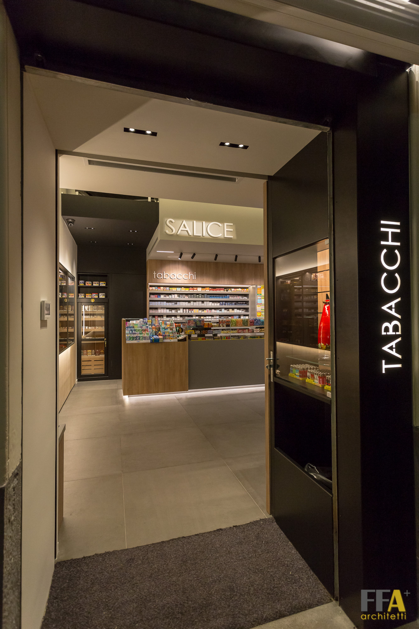 2017 年完成的意大利 Catania 市历史建筑中的 Tabaccheria Salice 店铺室内设计-1