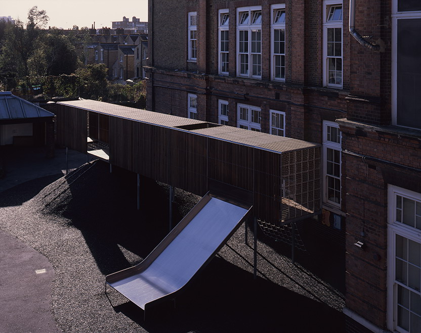 伦敦 Chisenhale 小学空中游乐场 | 创新设计,激发儿童创造力-1