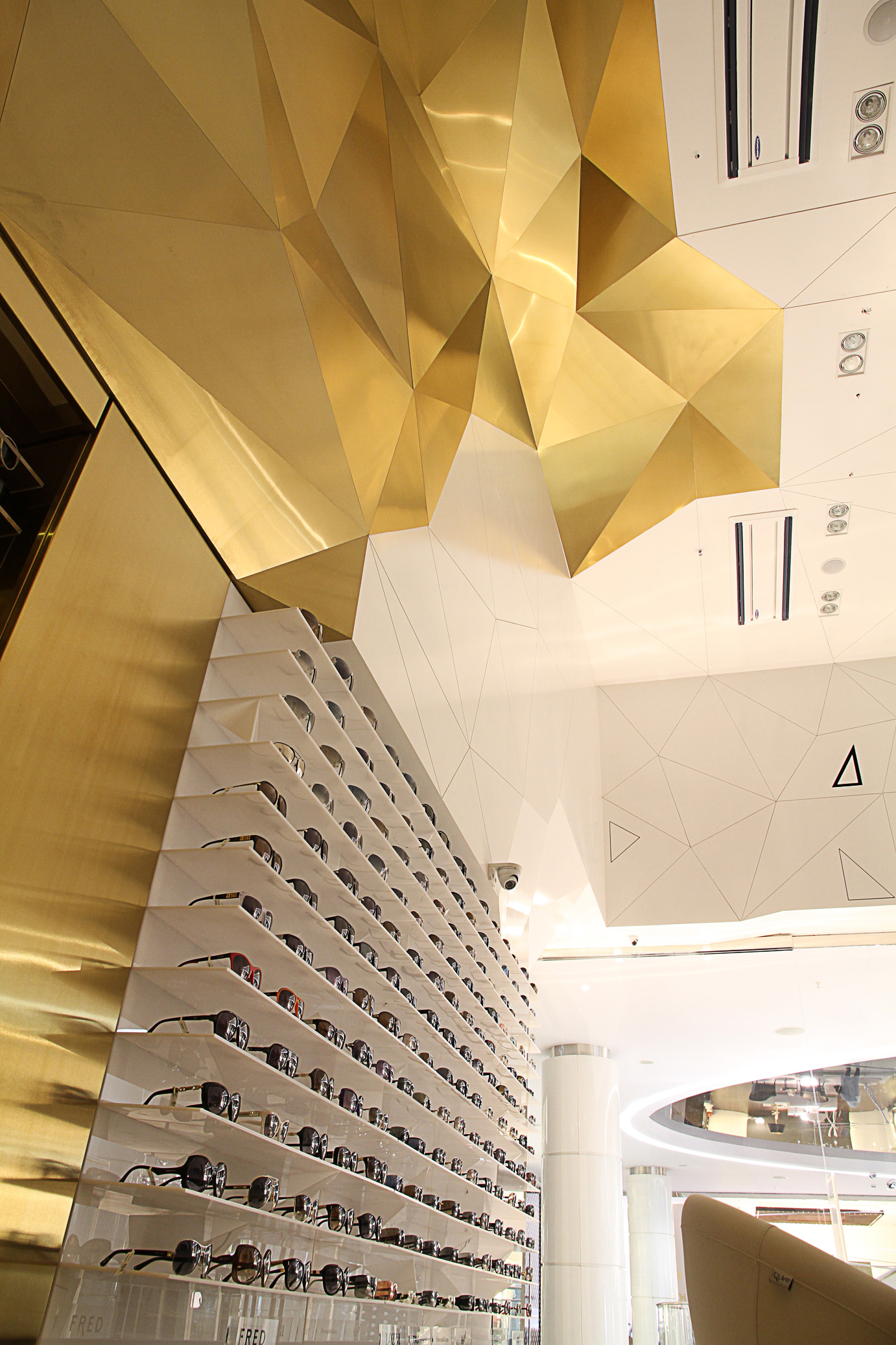 几何魅力 · 山姆光学商店的时尚空间设计-10