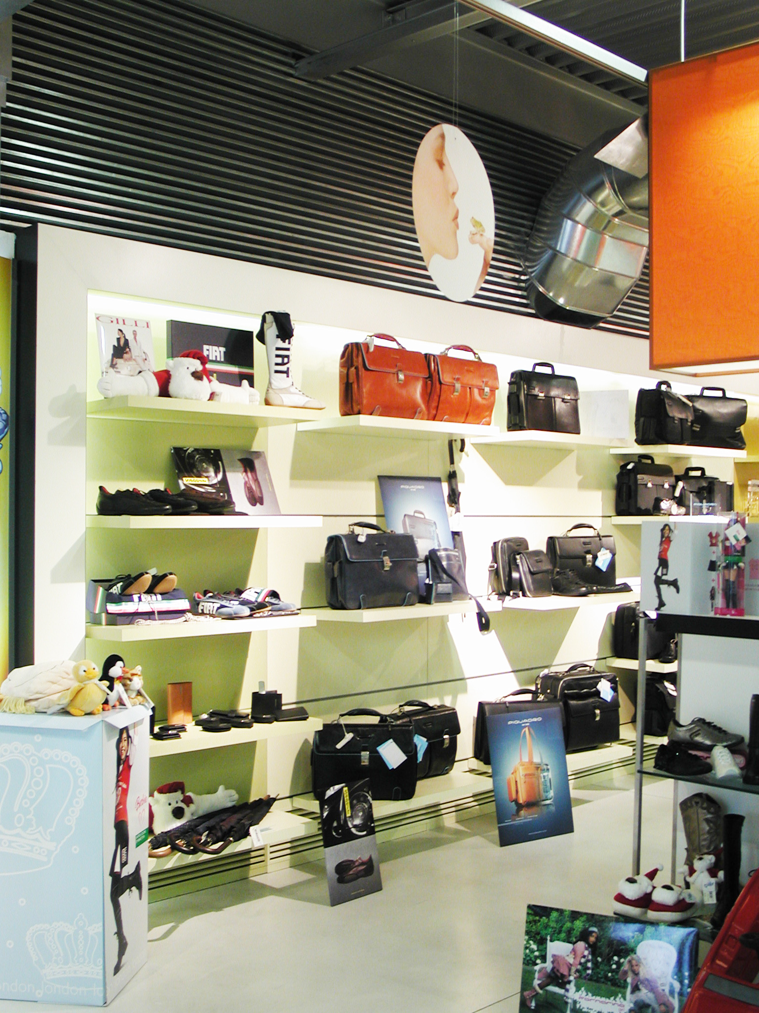 2006 年完成的 Arteni Negozio Abbigliamento 室内设计案例-7