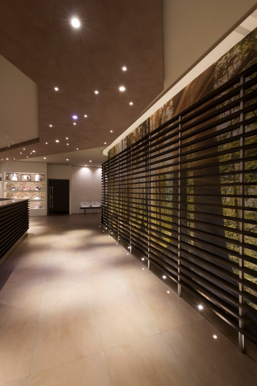 温暖中性色调的温泉疗养空间-0