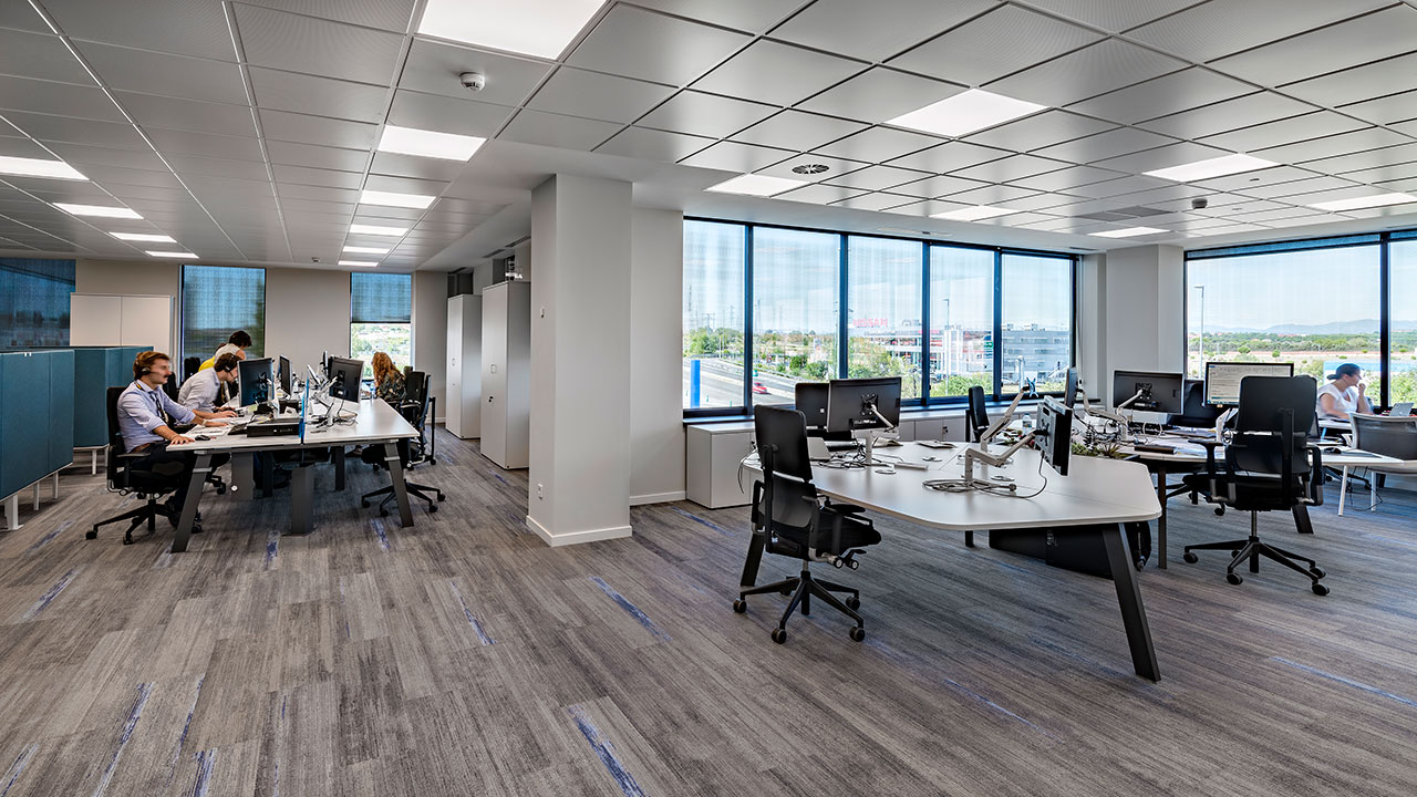 "雷诺汽车新总部 | 功能性、创新与舒适的办公空间"-5