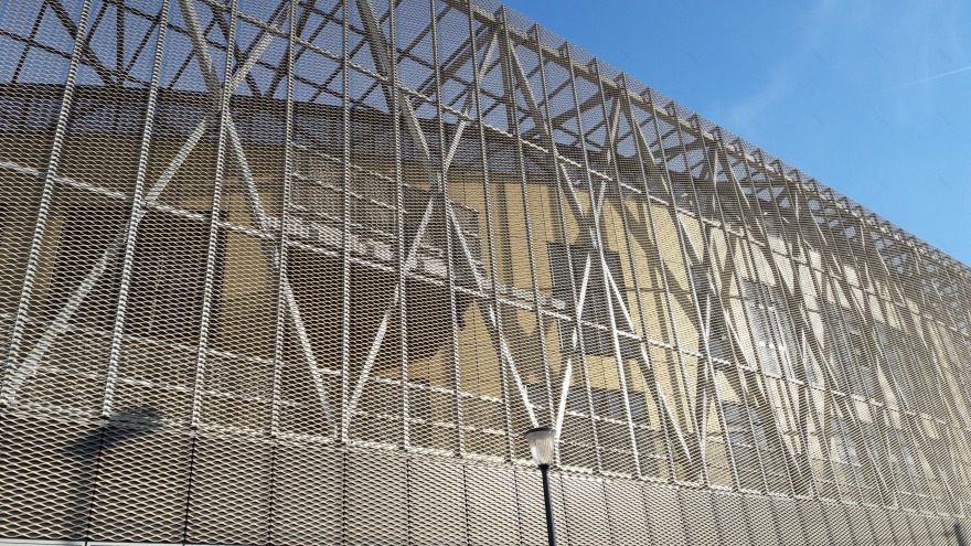 弧形金属立面打造宁静校园-2