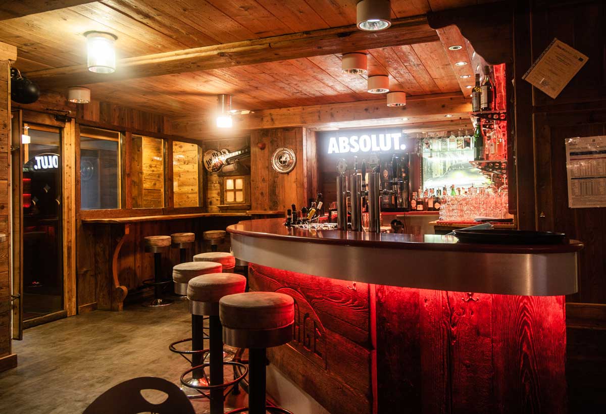 经典美式酒吧焕新颜,致敬汽车赛事-0