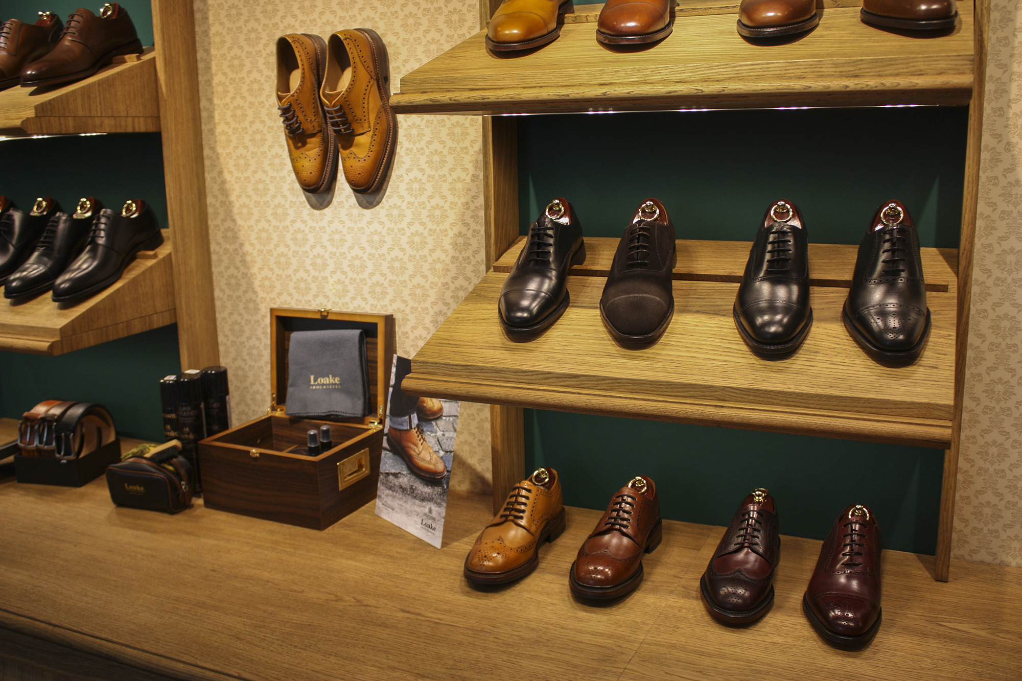 2015 年 Loake Shoemakers 定制店铺设计-21