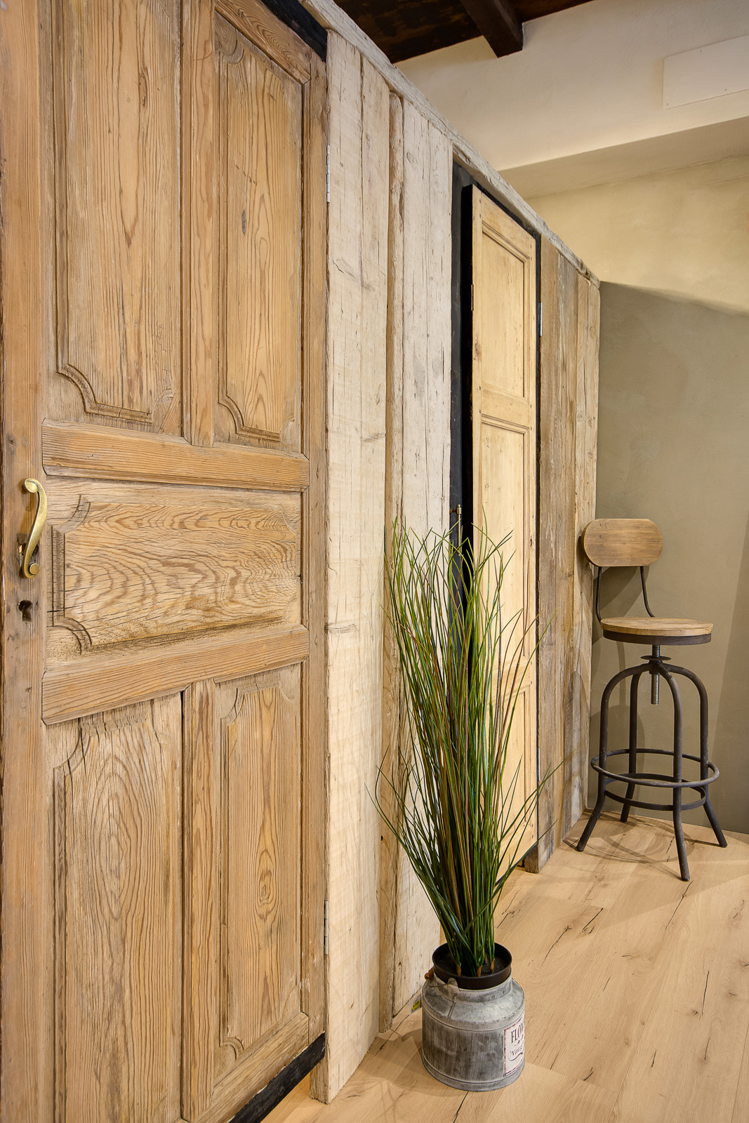 罗马北部绿意盎然的高端服装店-15