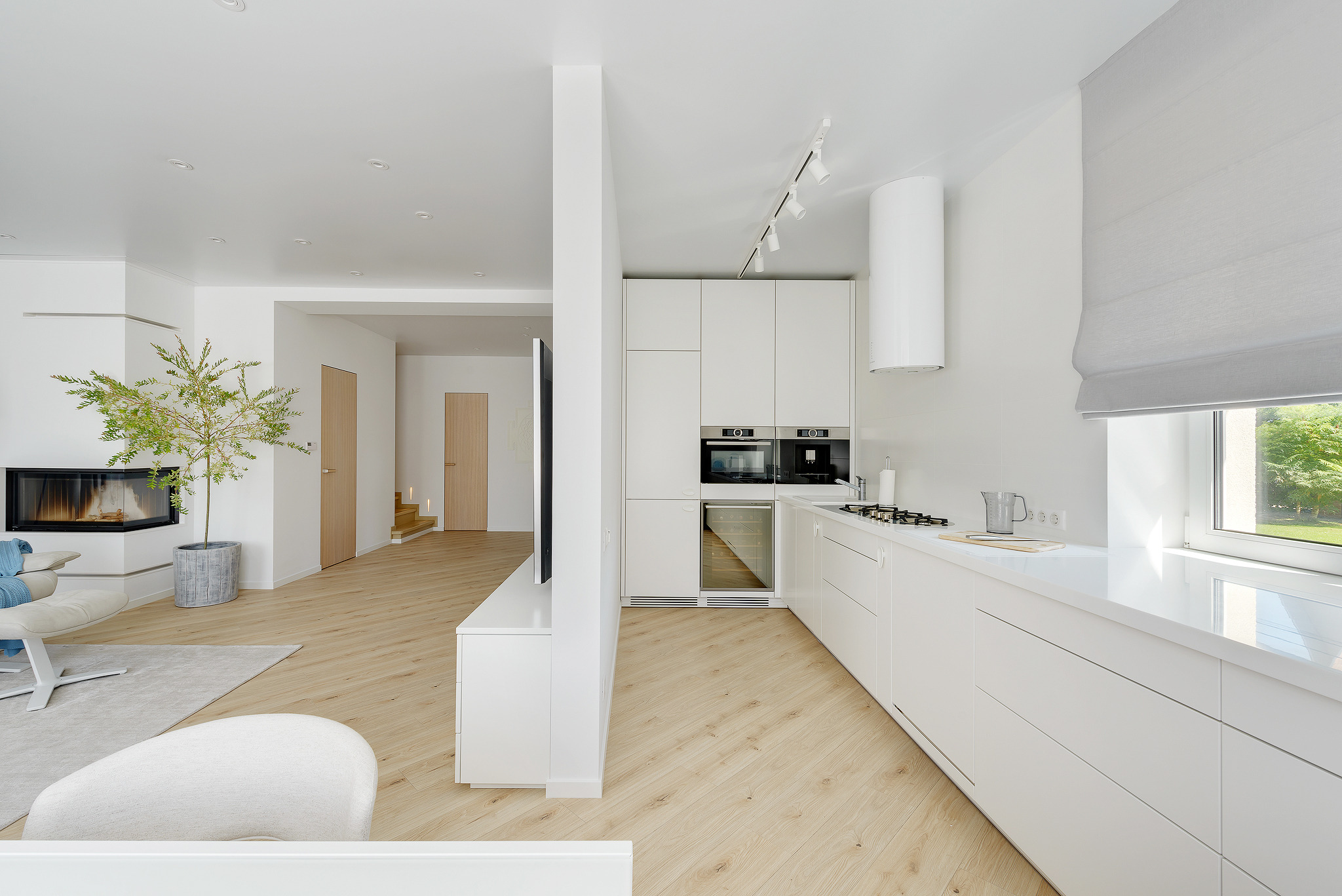 2016 年乌克兰郊区白色夏日别墅-9