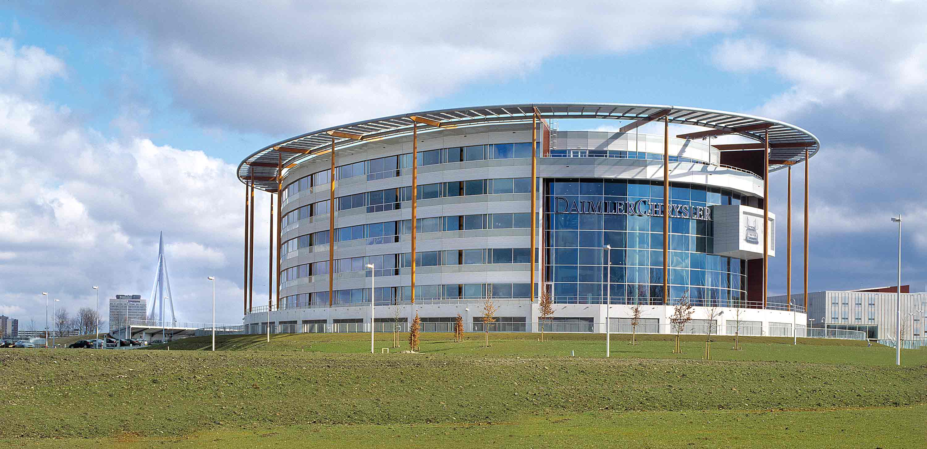 荷兰奔驰总部 | 现代简约与功能性的完美结合-6