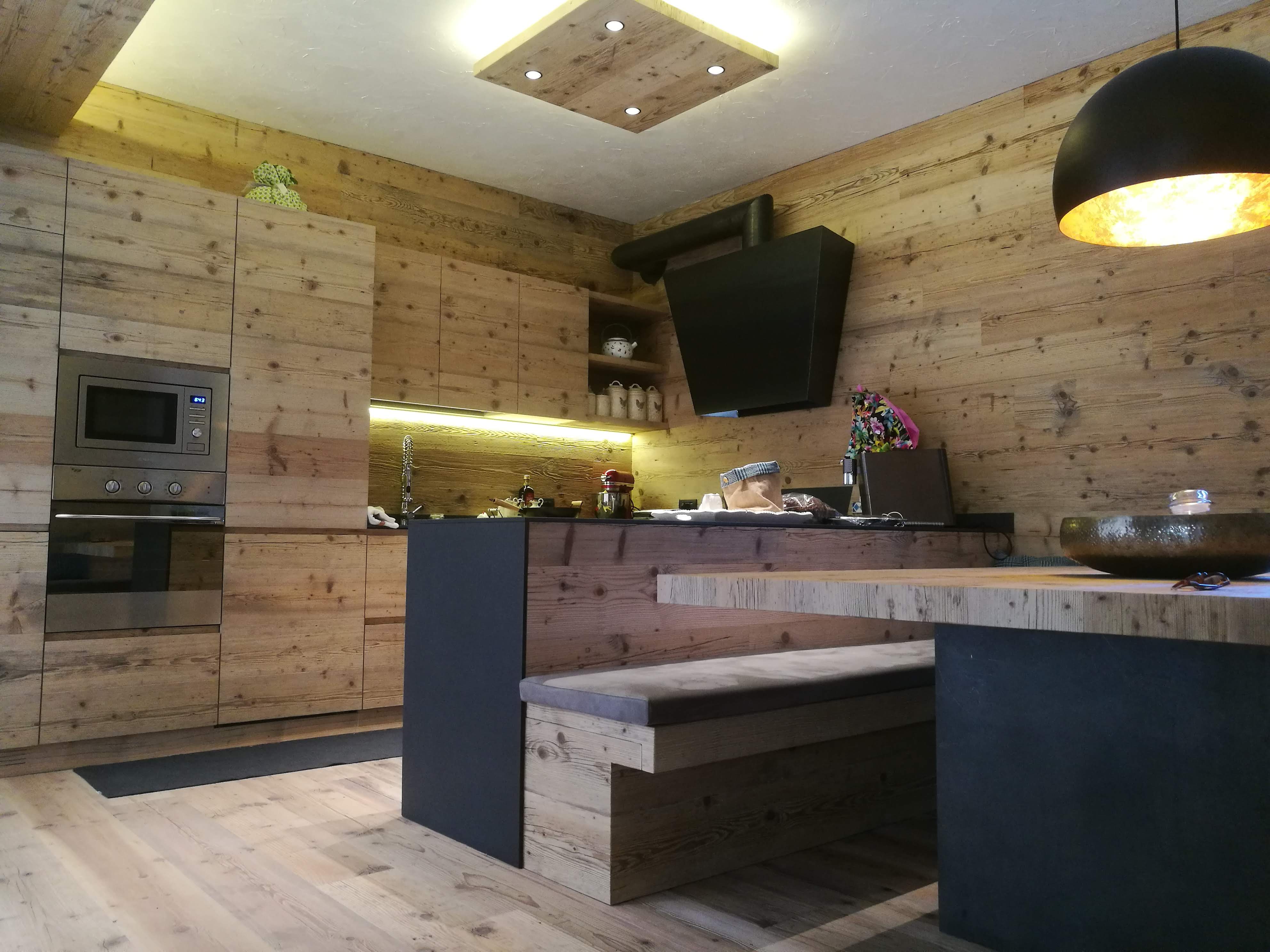 意大利伦巴第山间小屋 | 自然光线与木质生活的和谐共生-19