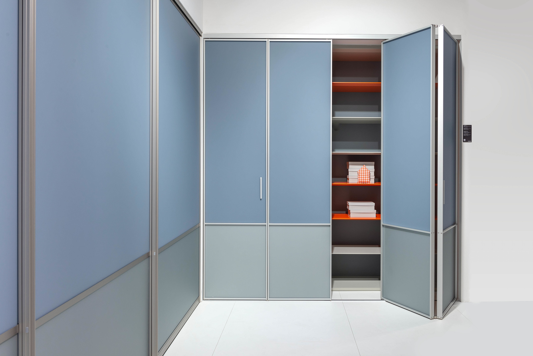 黑色调玻璃隔断打造现代复式公寓-36